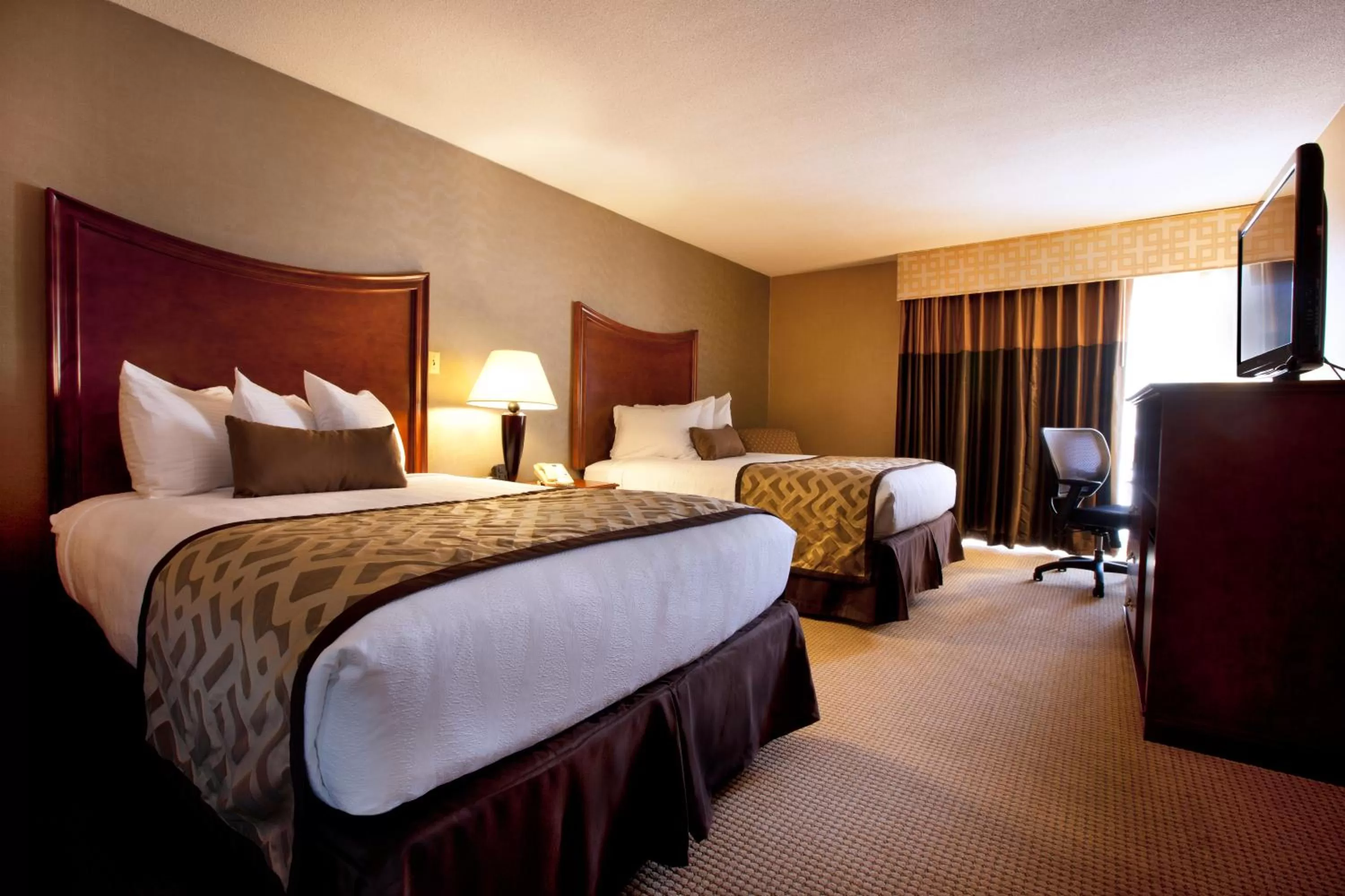 Double Room with Two Double Bed and Roll-In Shower - Mobility Accessible in Clarion Inn North Haven - New Haven North