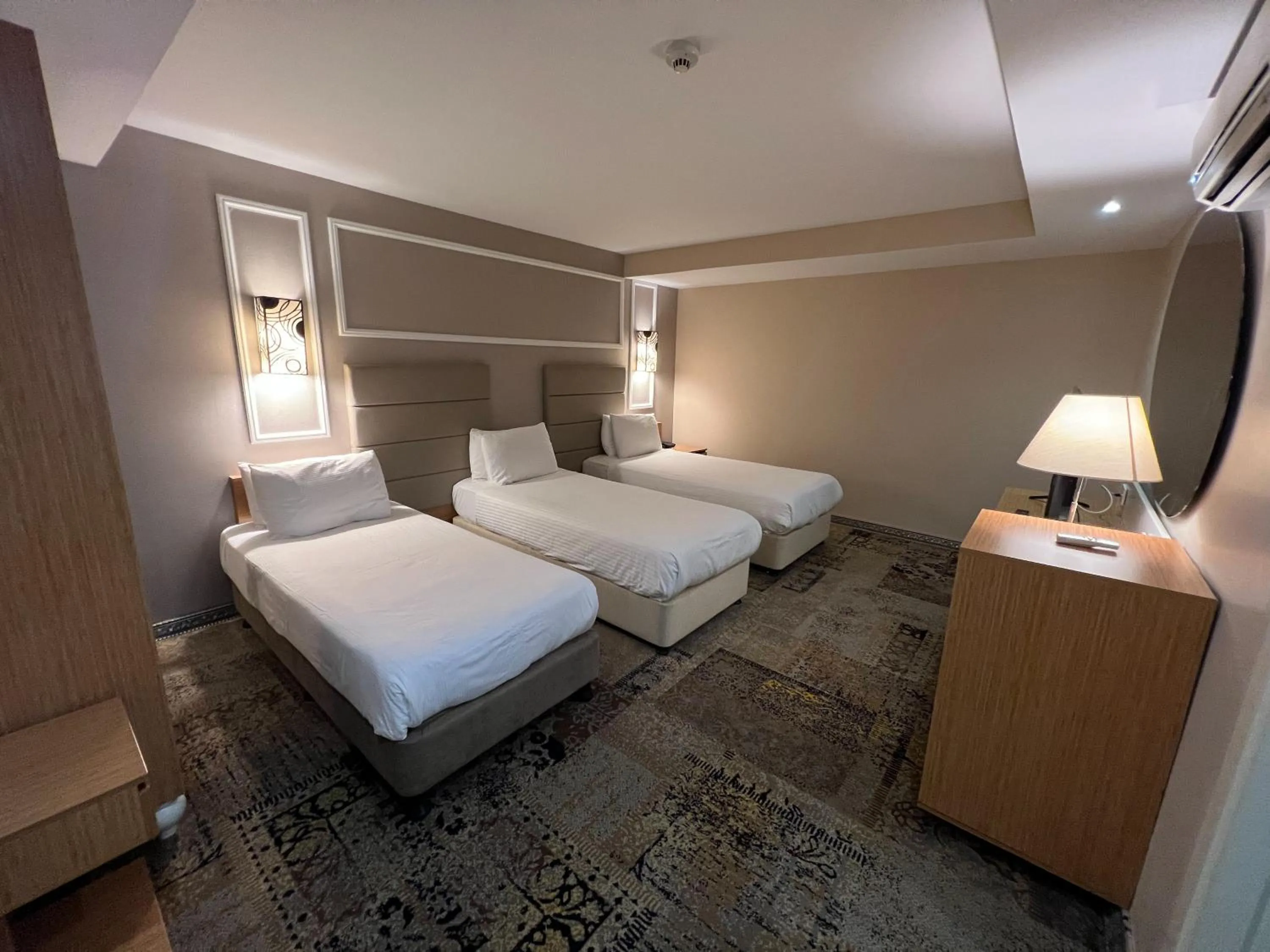 Bedroom, Bed in All Seasons Hotel