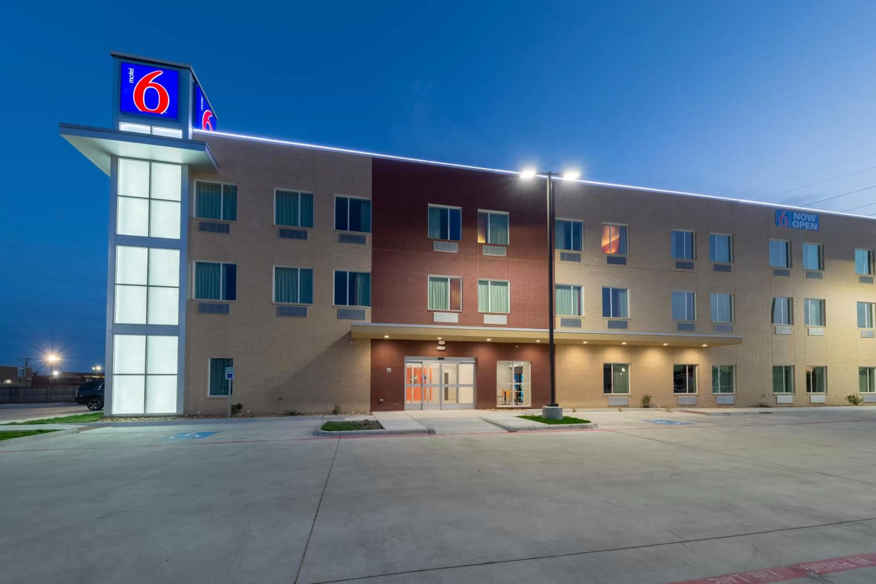 Facade/entrance in Motel 6 Fort Worth, TX - North - Saginaw