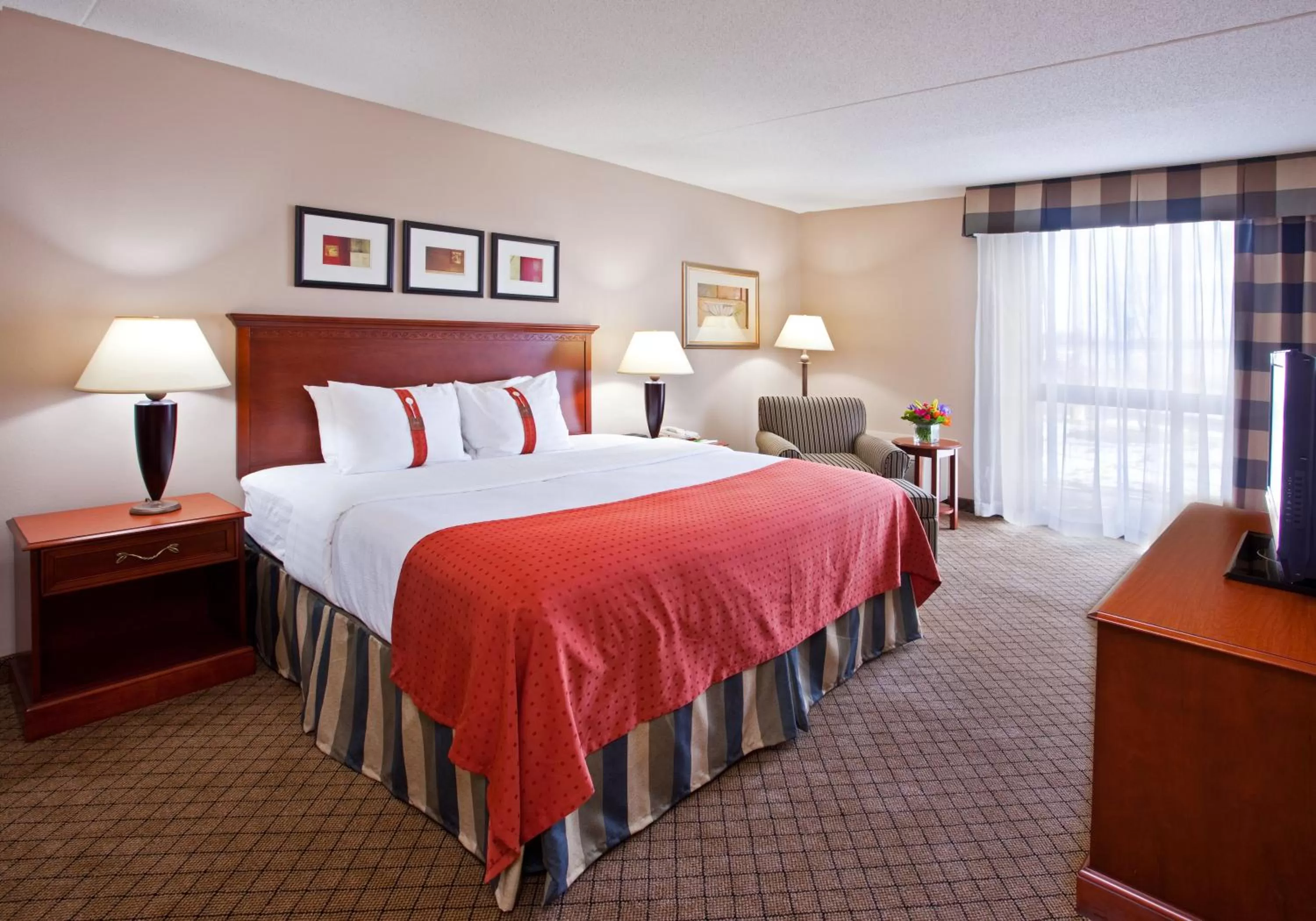 Photo of the whole room, Bed in Holiday Inn Cincinnati-Eastgate by IHG