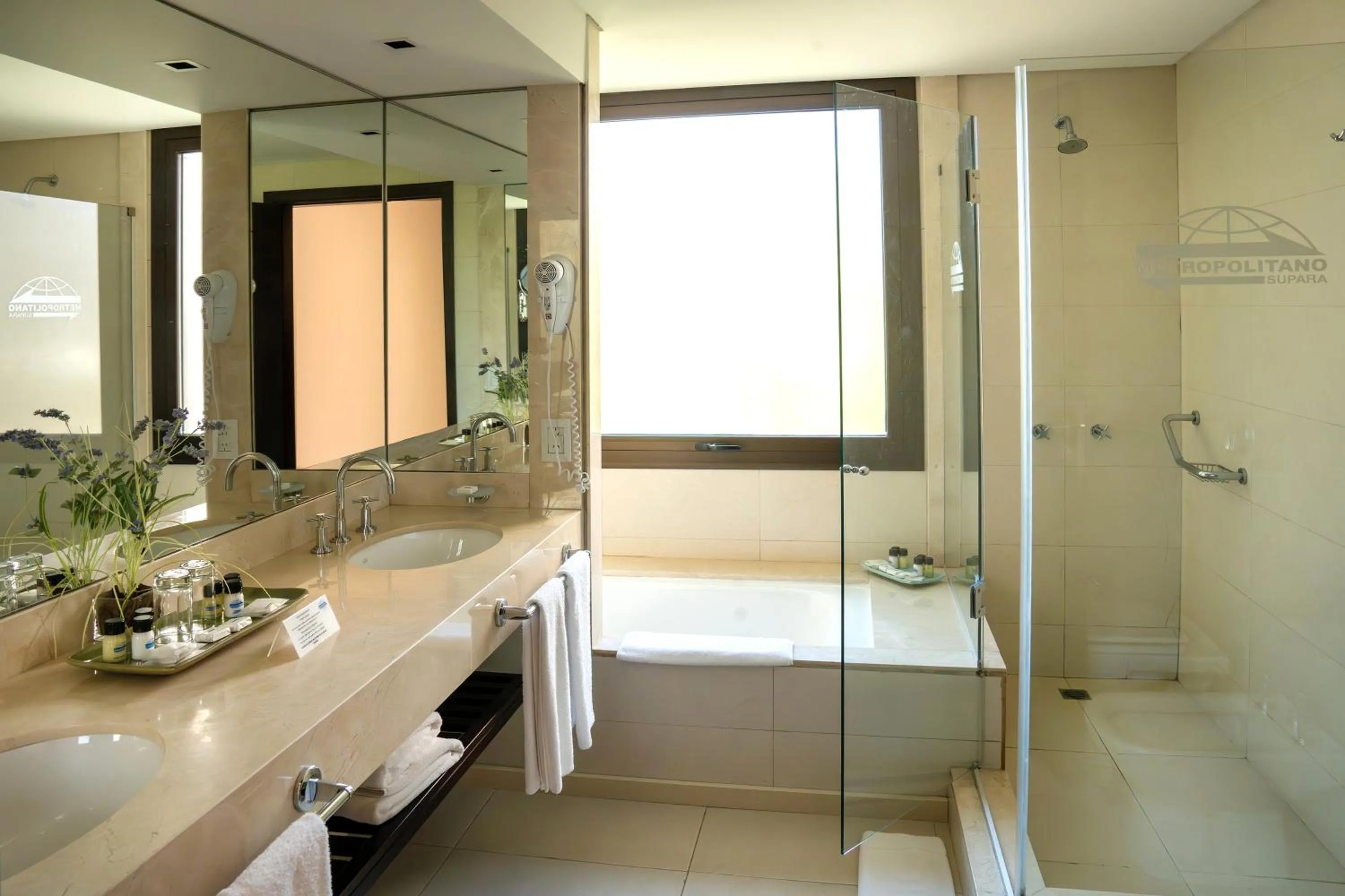 Bathroom in Hotel Metropolitano Supara