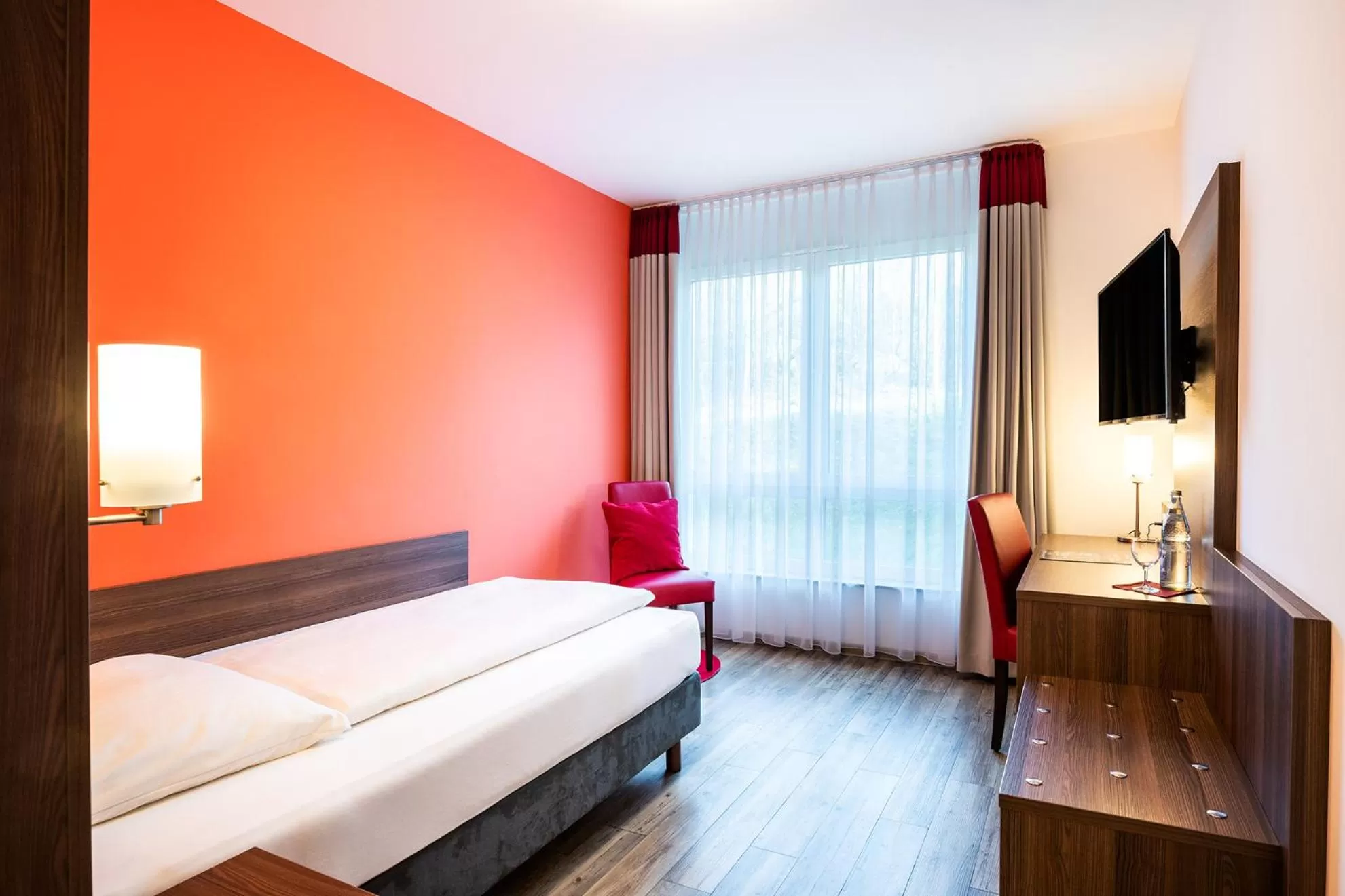 Photo of the whole room, Bed in Schroeders Wein-Style-Hotel