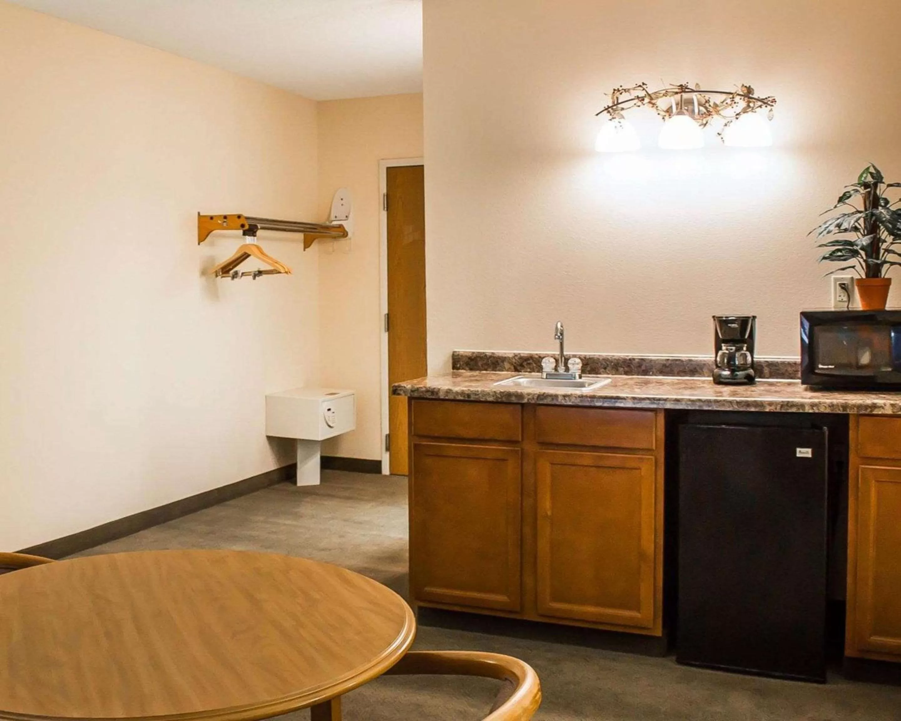 Bedroom in Quality Inn & Suites Bellville - Mansfield