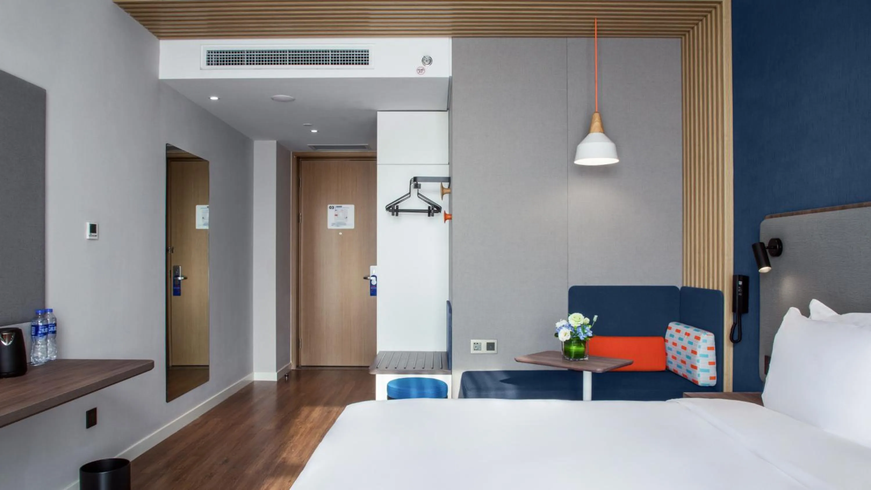 Seating area, Bed in Holiday Inn Express Shanghai Hongqiao North by IHG