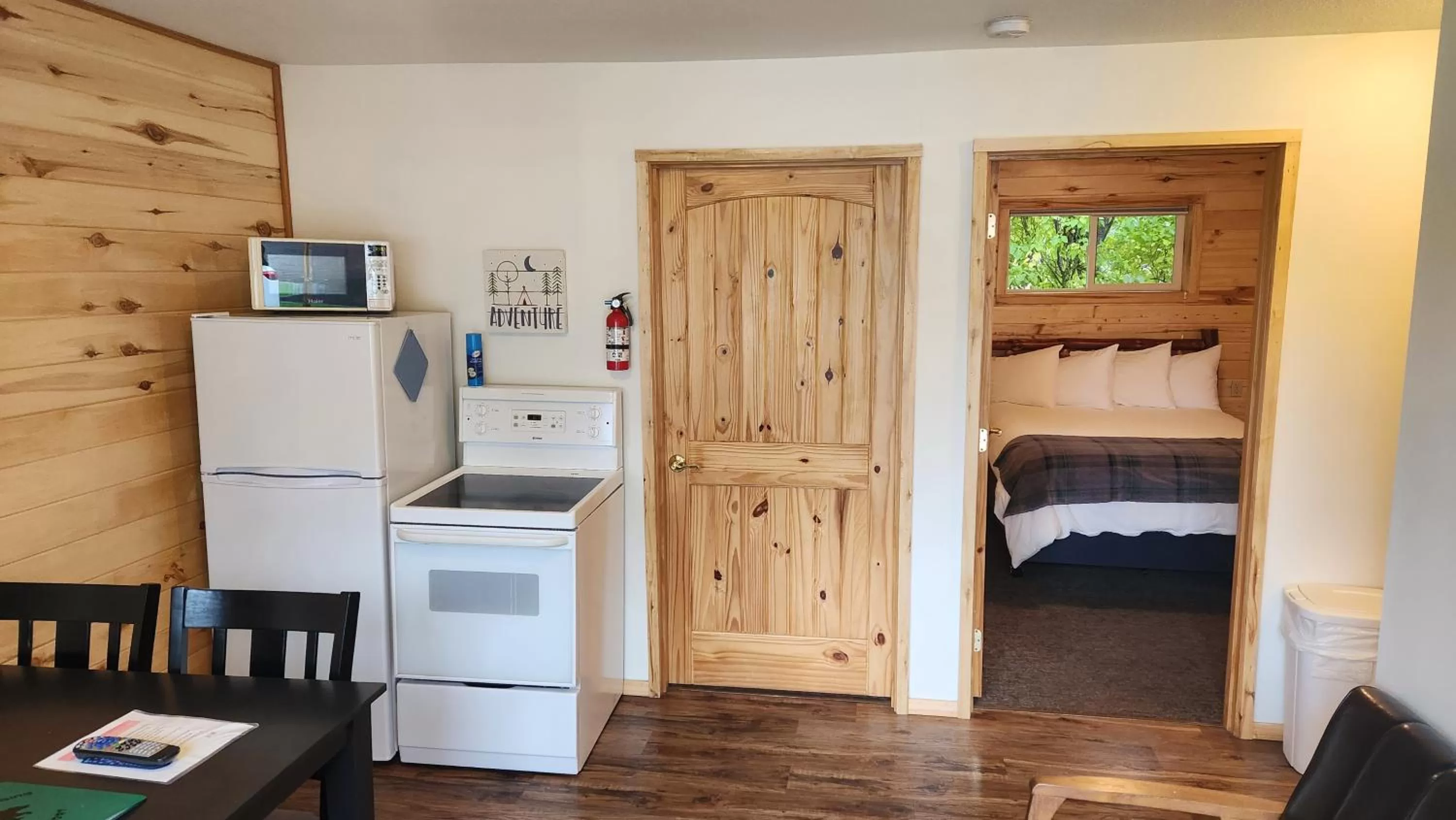 Kitchen or kitchenette, Bed in Beargrass Lodging & RV Resort