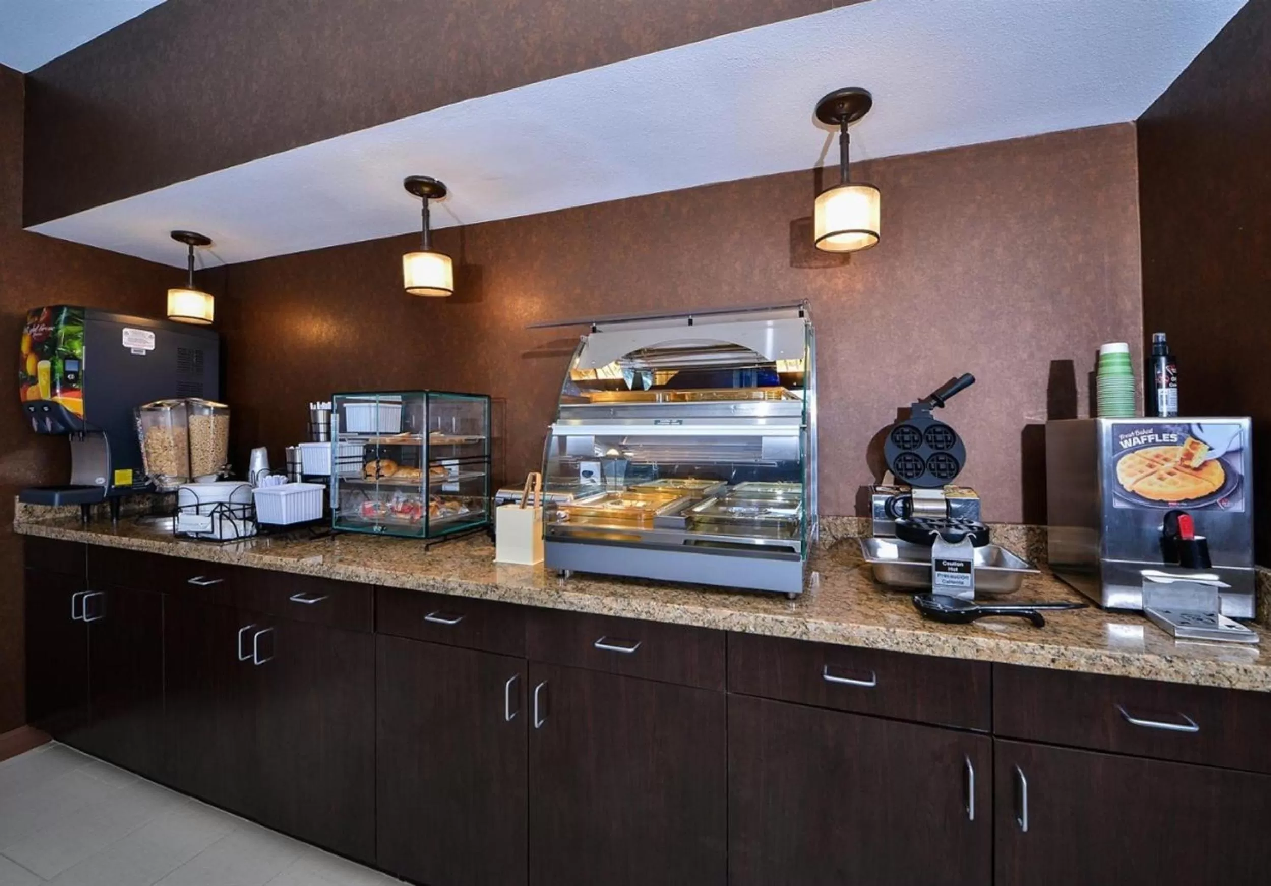 American breakfast in Americas Best Value Inn Cuero