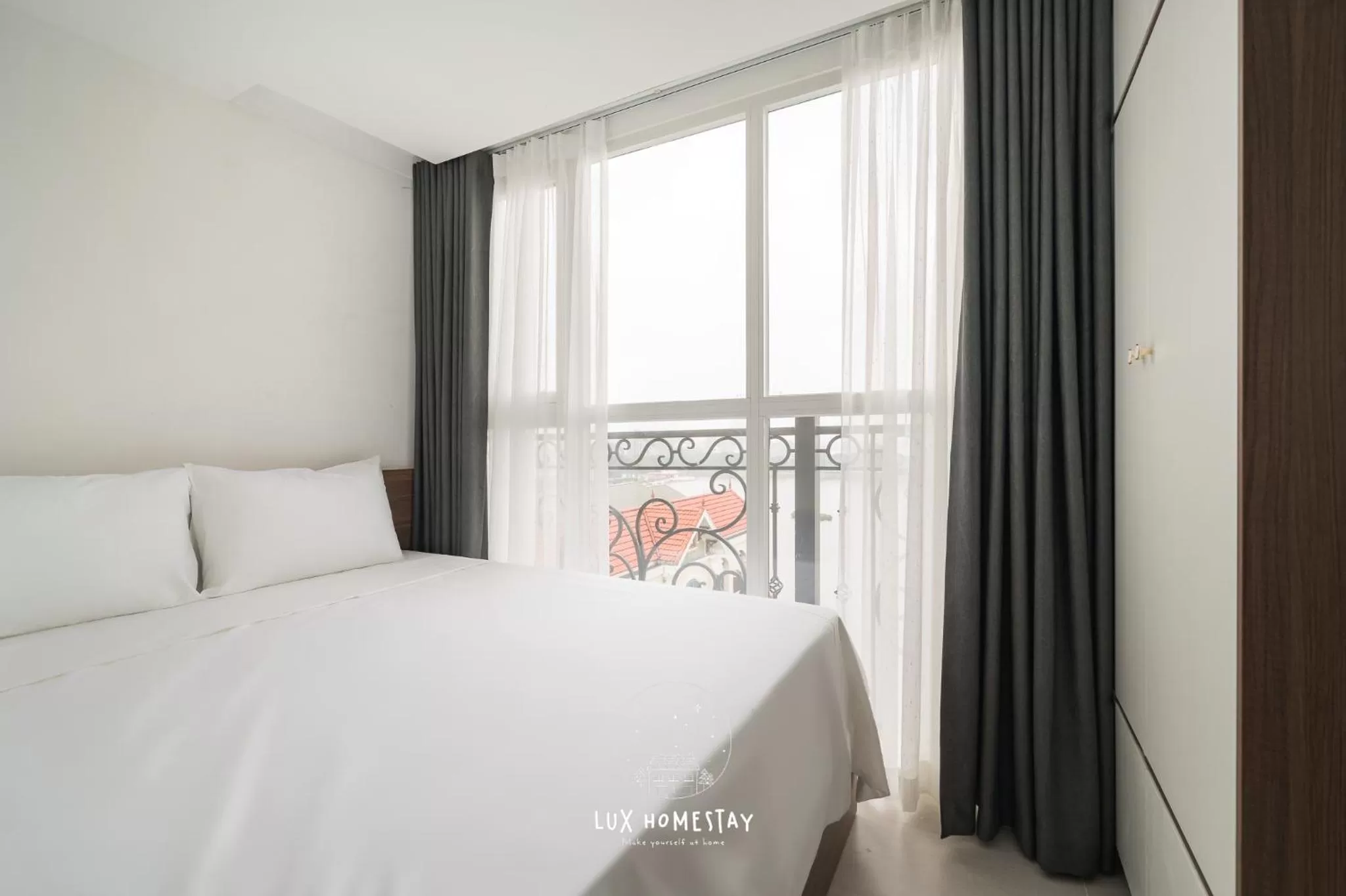 Balcony/Terrace, Bed in Lux Westlake Studio