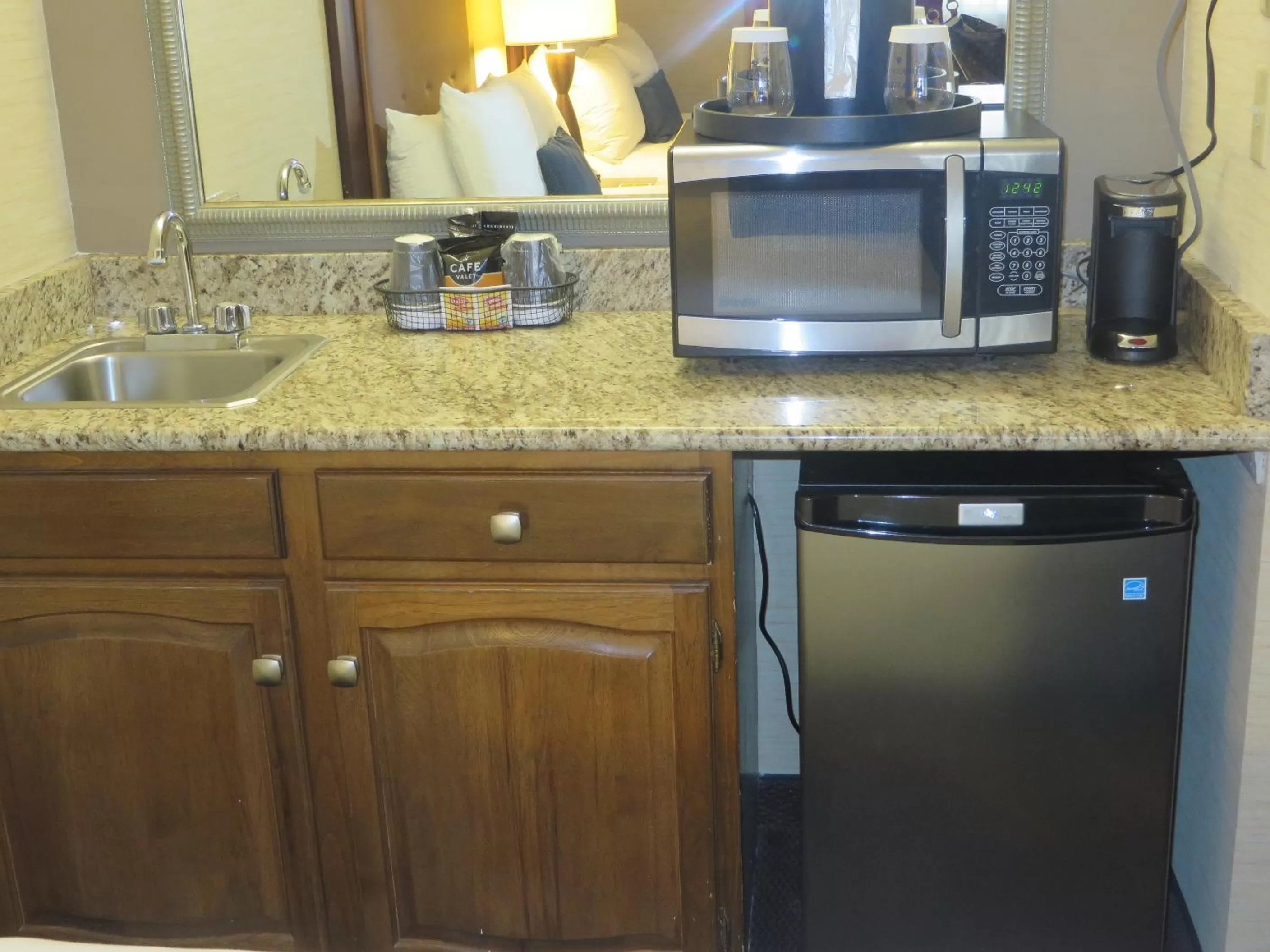 Coffee/tea facilities in Ivy Court Inn and Suites