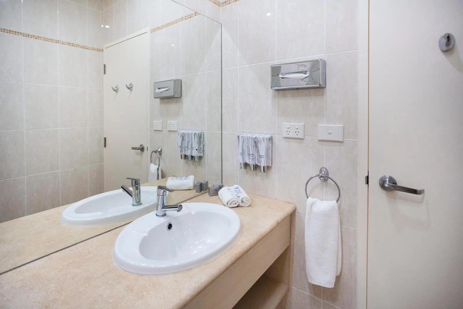 Shower in Hawkesbury Race Club Motel