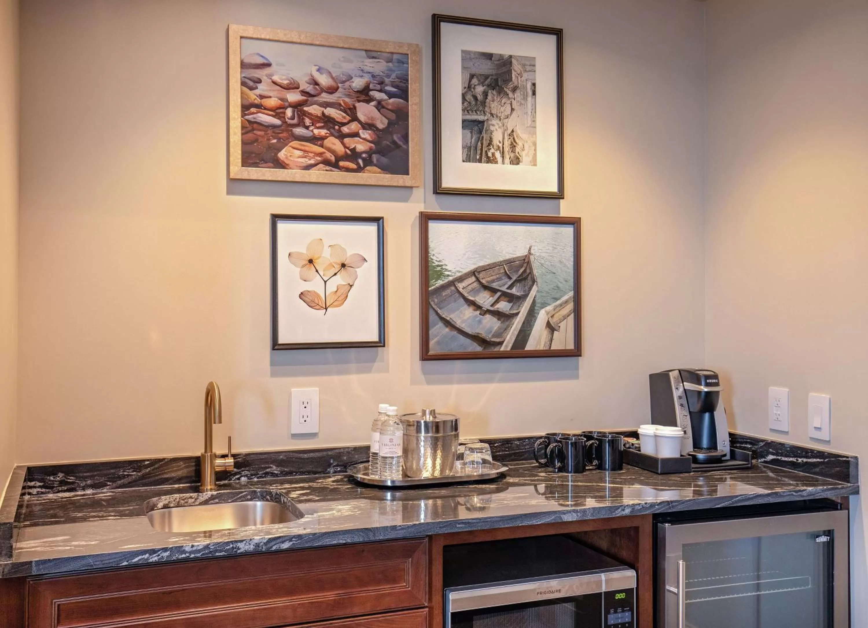 Bedroom in The Virginian Lynchburg, Curio Collection By Hilton