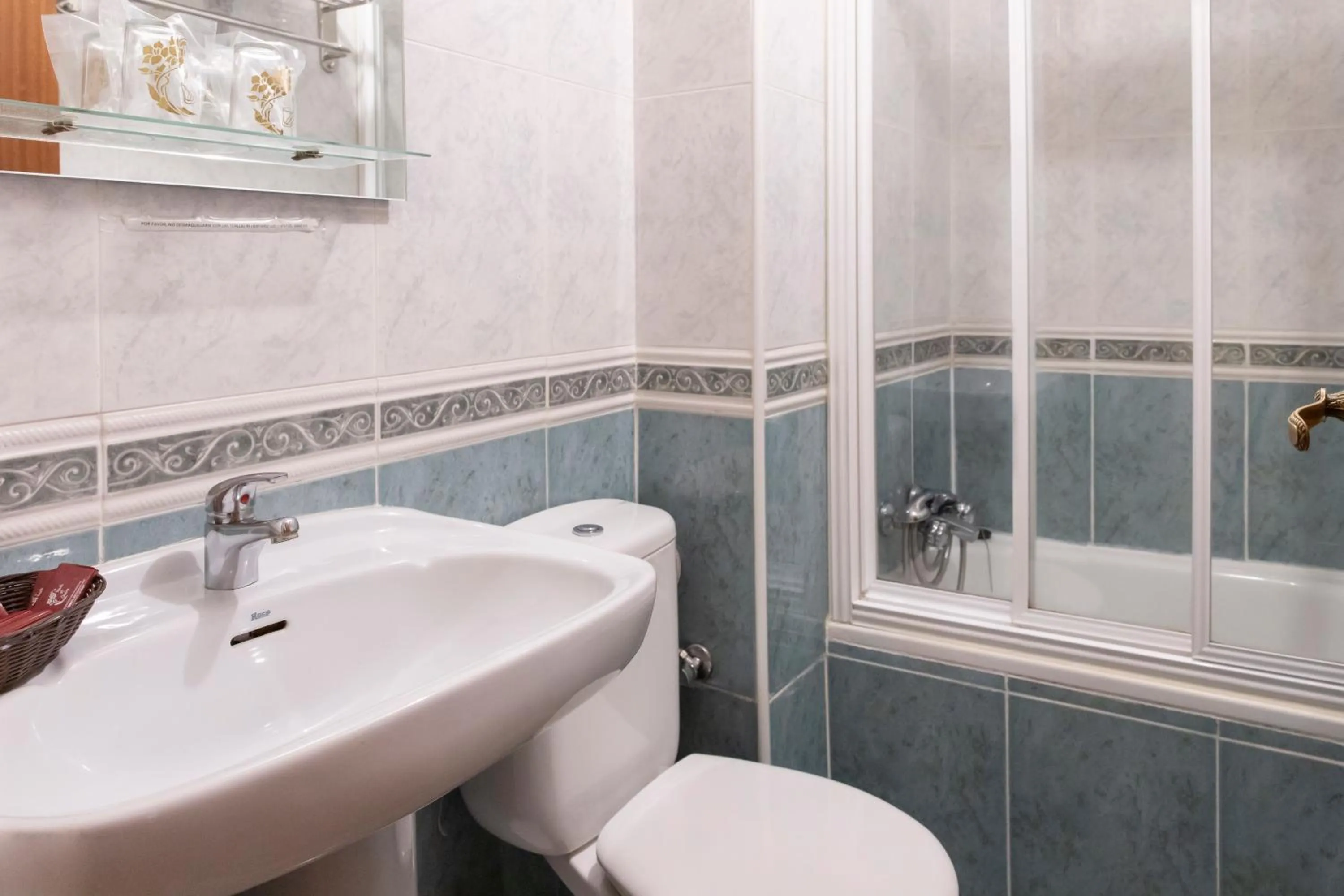 Bathroom in Hostal Tokio