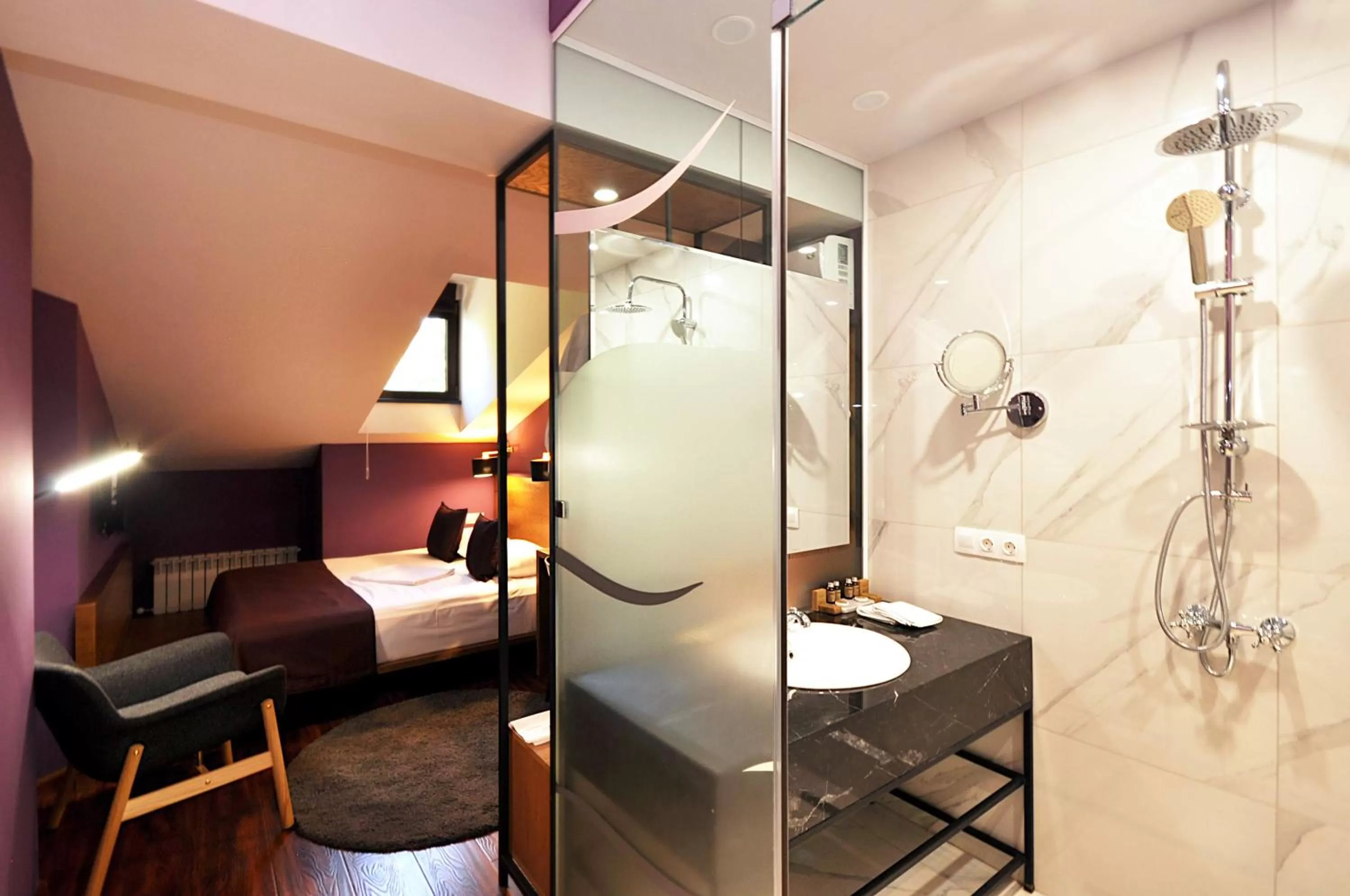 Shower, Bed in Elle Boutique Hotel