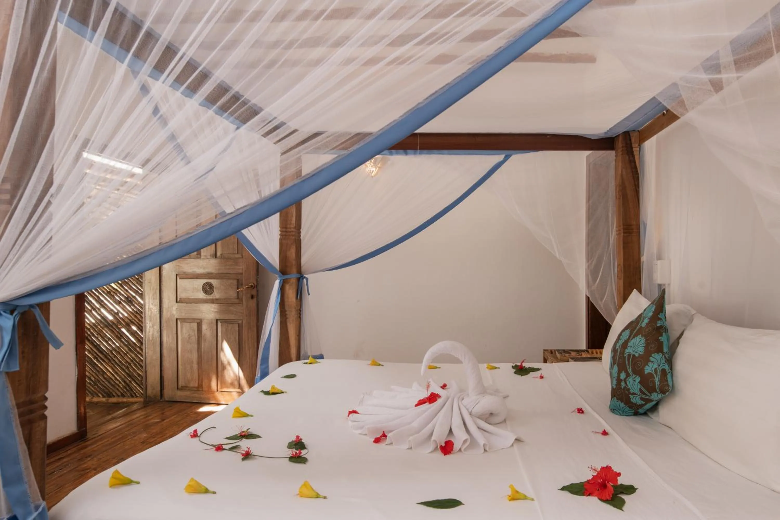 Bed in Hakuna Majiwe Beach Lodge