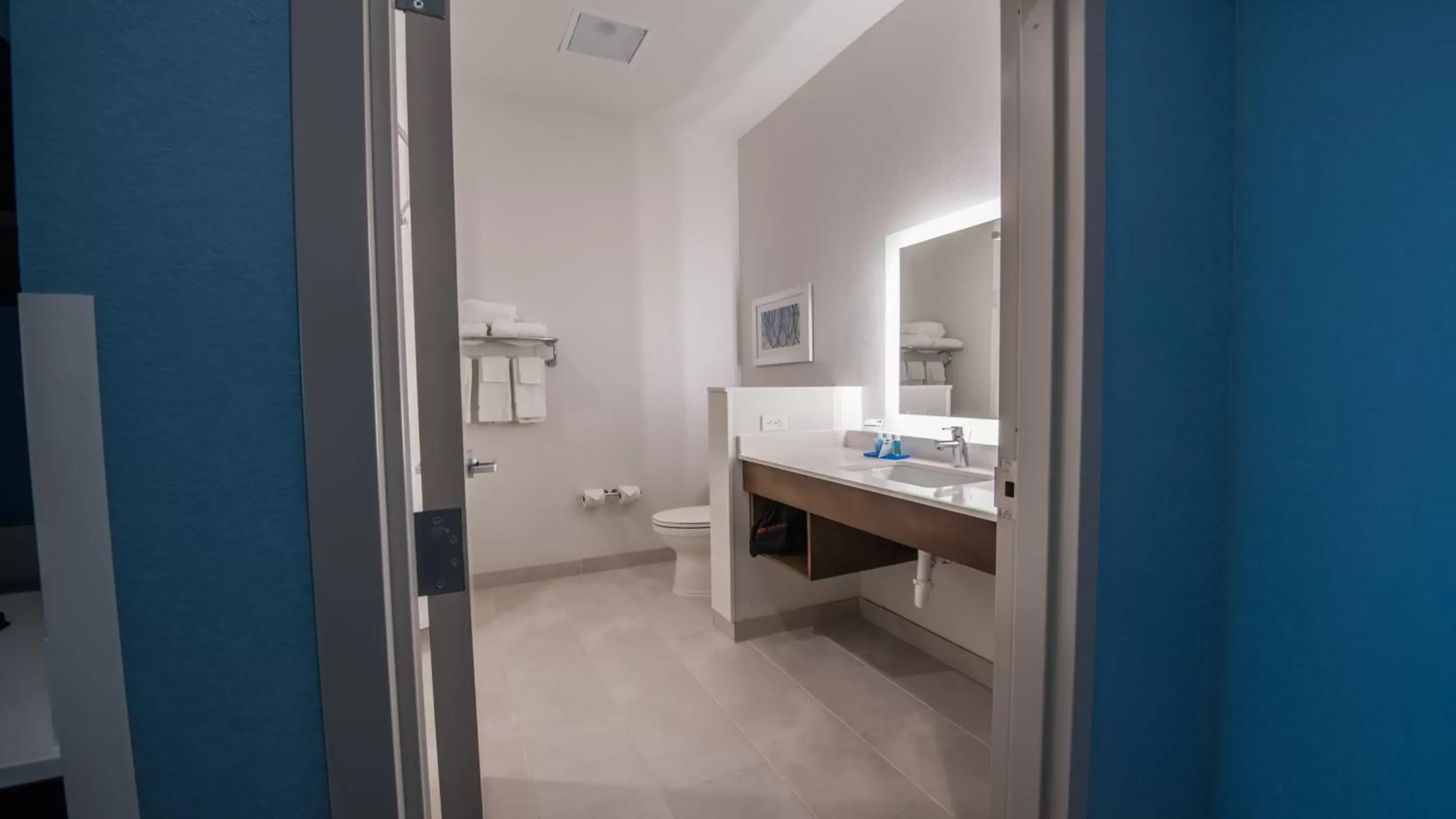 King Room - Mobility Access/Hearing Accessible in Holiday Inn Express & Suites - Dripping Springs - Austin Area by IHG King Room - Mobility Access/Hearing Accessible in Holiday Inn Express & Suites - Dripping Springs - Austin Area by IHG