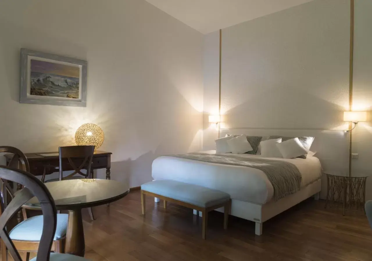 Superior Double Room Plus in Hôtel Les Frères Ibarboure Superior Double Room Plus in Hôtel Les Frères Ibarboure