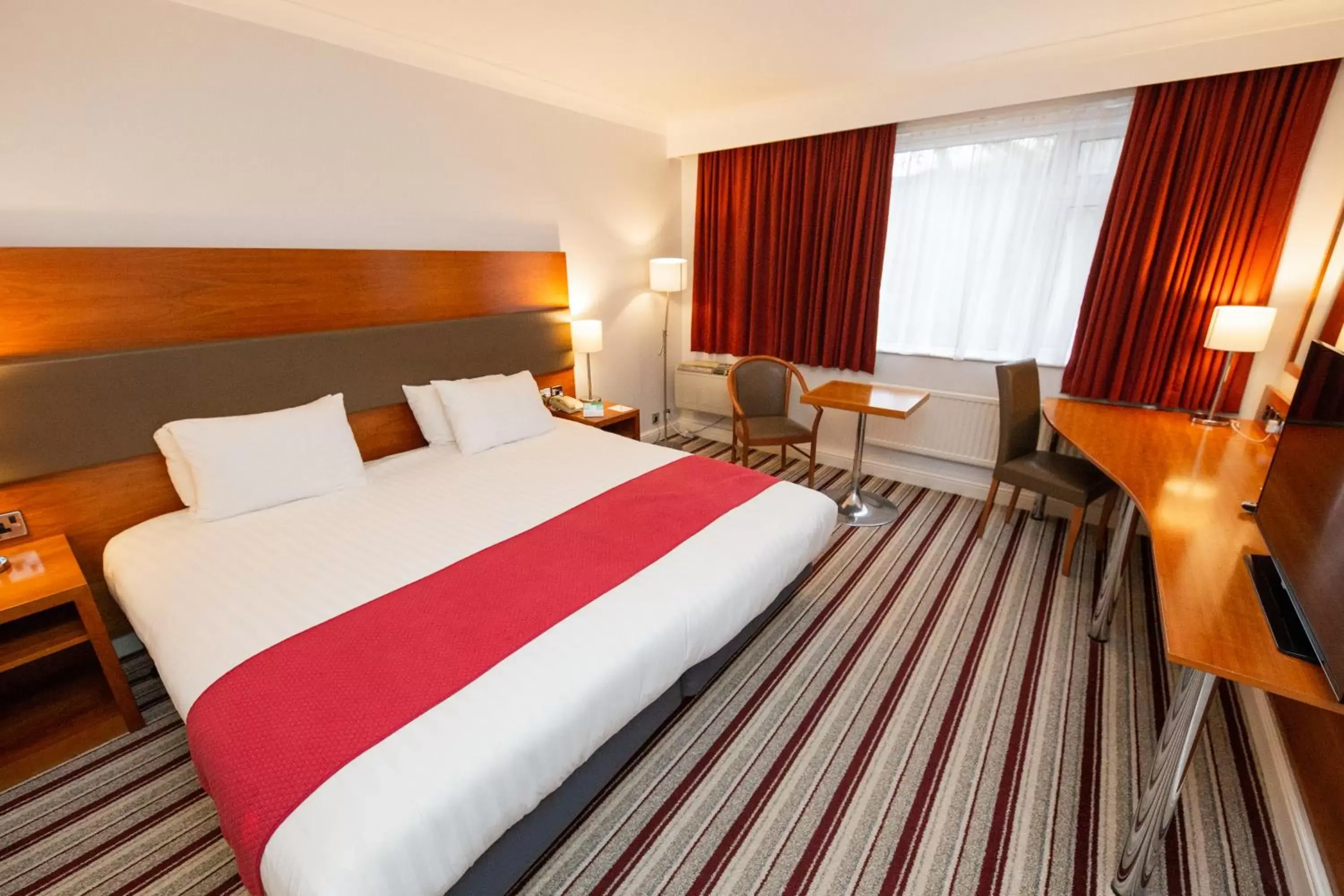 Standard King Room in Holiday Inn Newport by IHG Standard King Room in Holiday Inn Newport by IHG