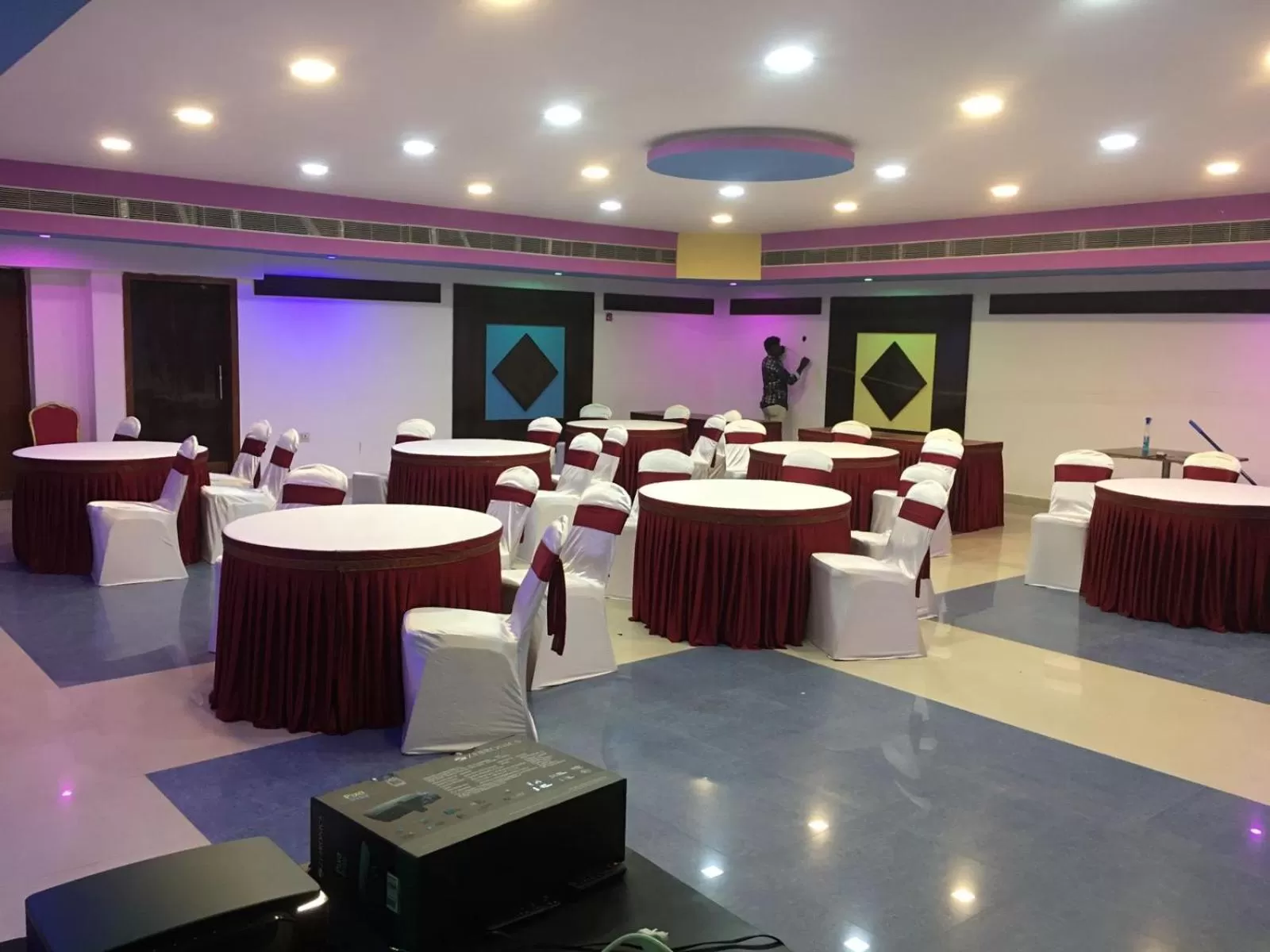 Restaurant/places to eat in The Dolphin Park Hotel, Virugambakkam