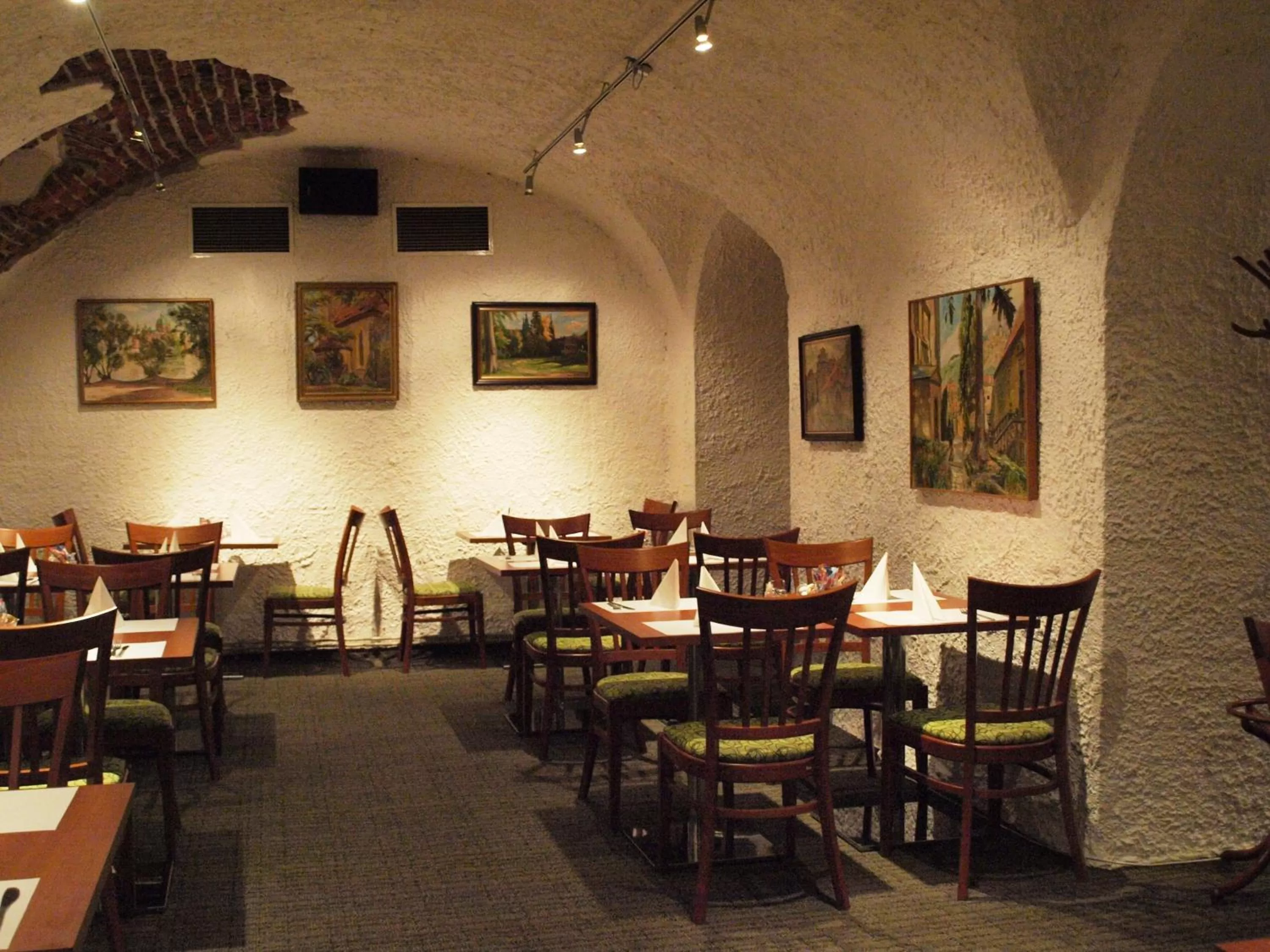Restaurant/places to eat in Arbes