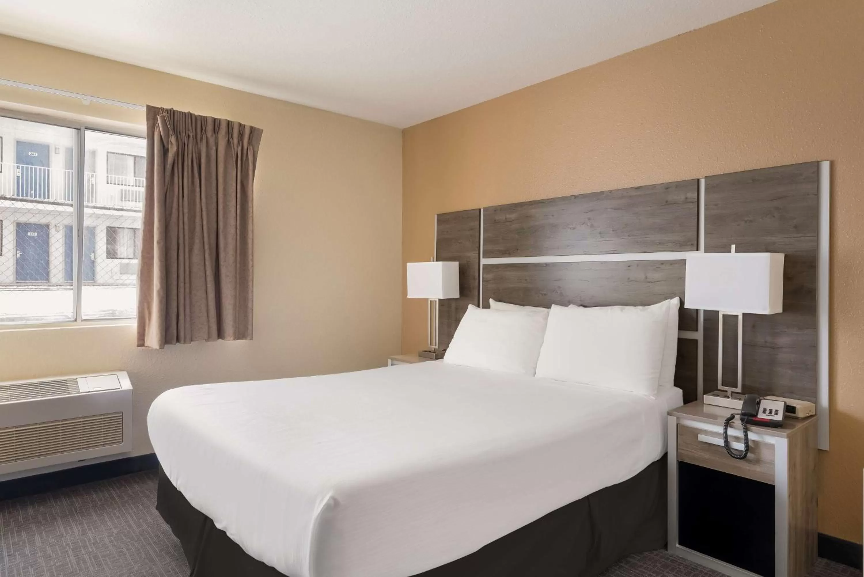 Bedroom, Bed in SureStay Hotel by Best Western Wells
