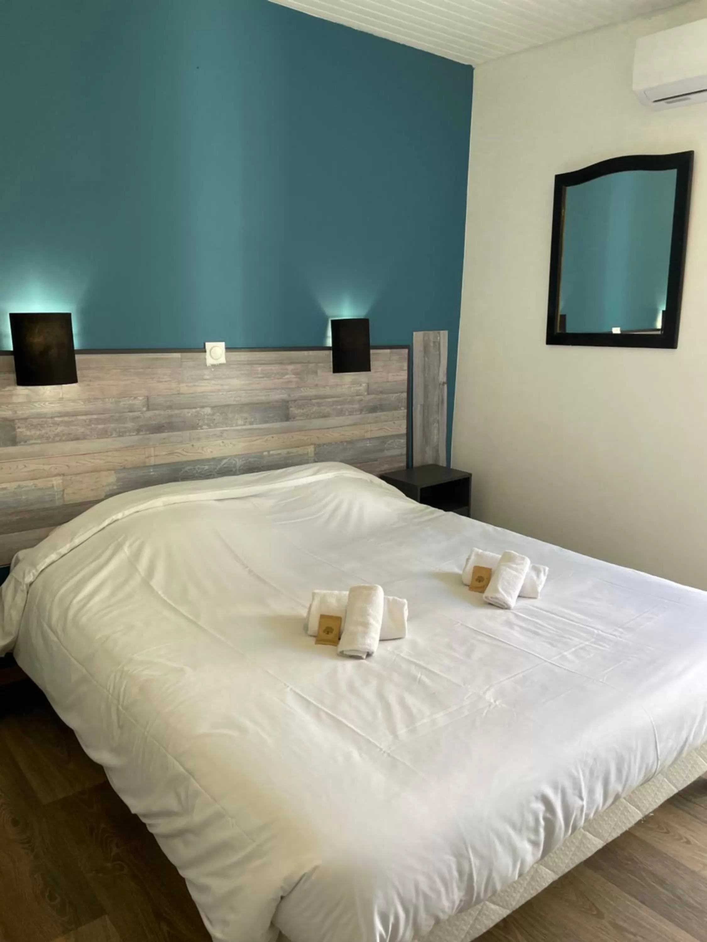 Bed in Hôtel & Restaurant Le Patio VICHY