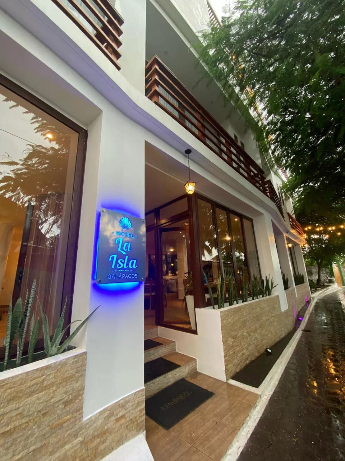 Property building in Hotel La Isla