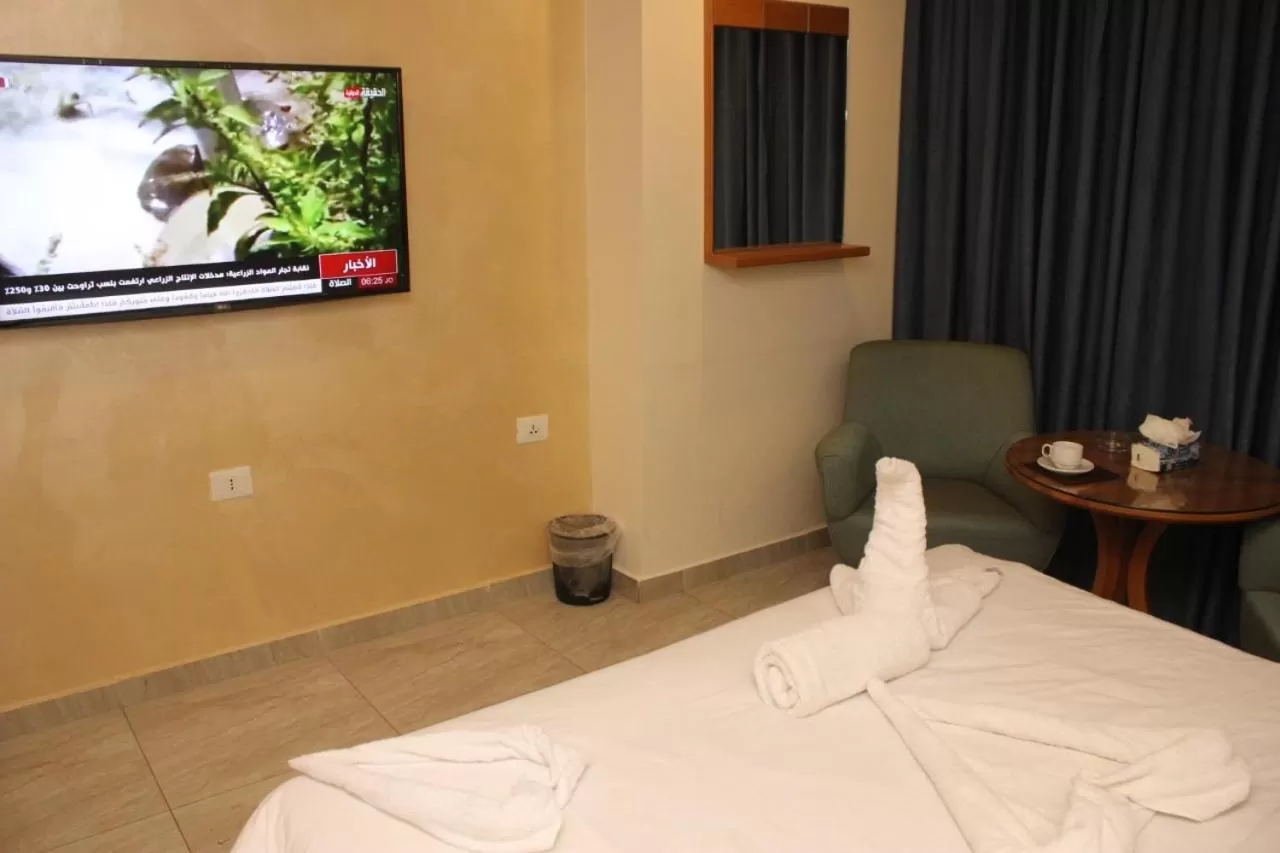 TV and multimedia, Bed in Jawharet Alswefiah Hotel Suites