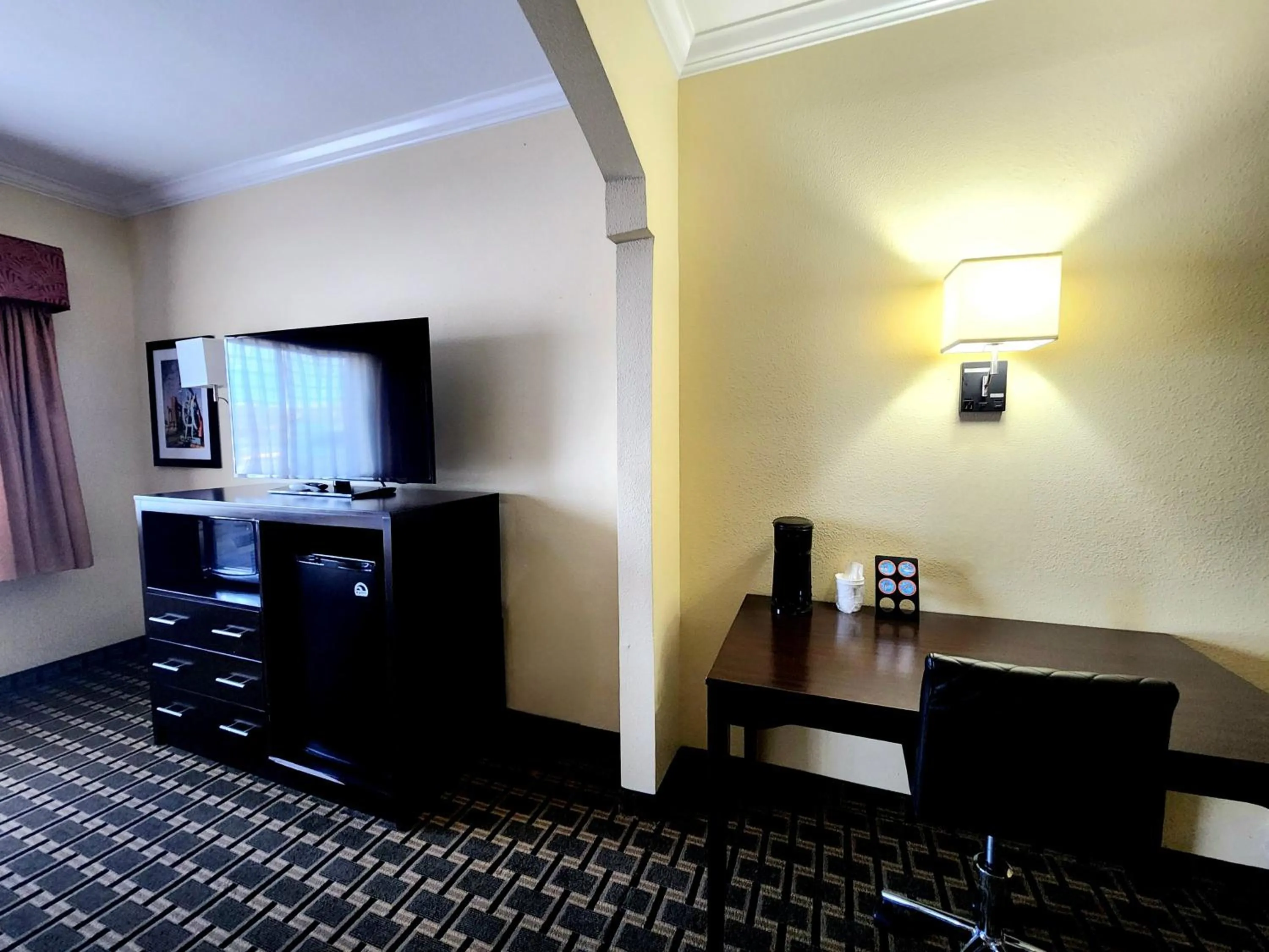 TV and multimedia in Days Inn & Suites by Wyndham Sam Houston Tollway