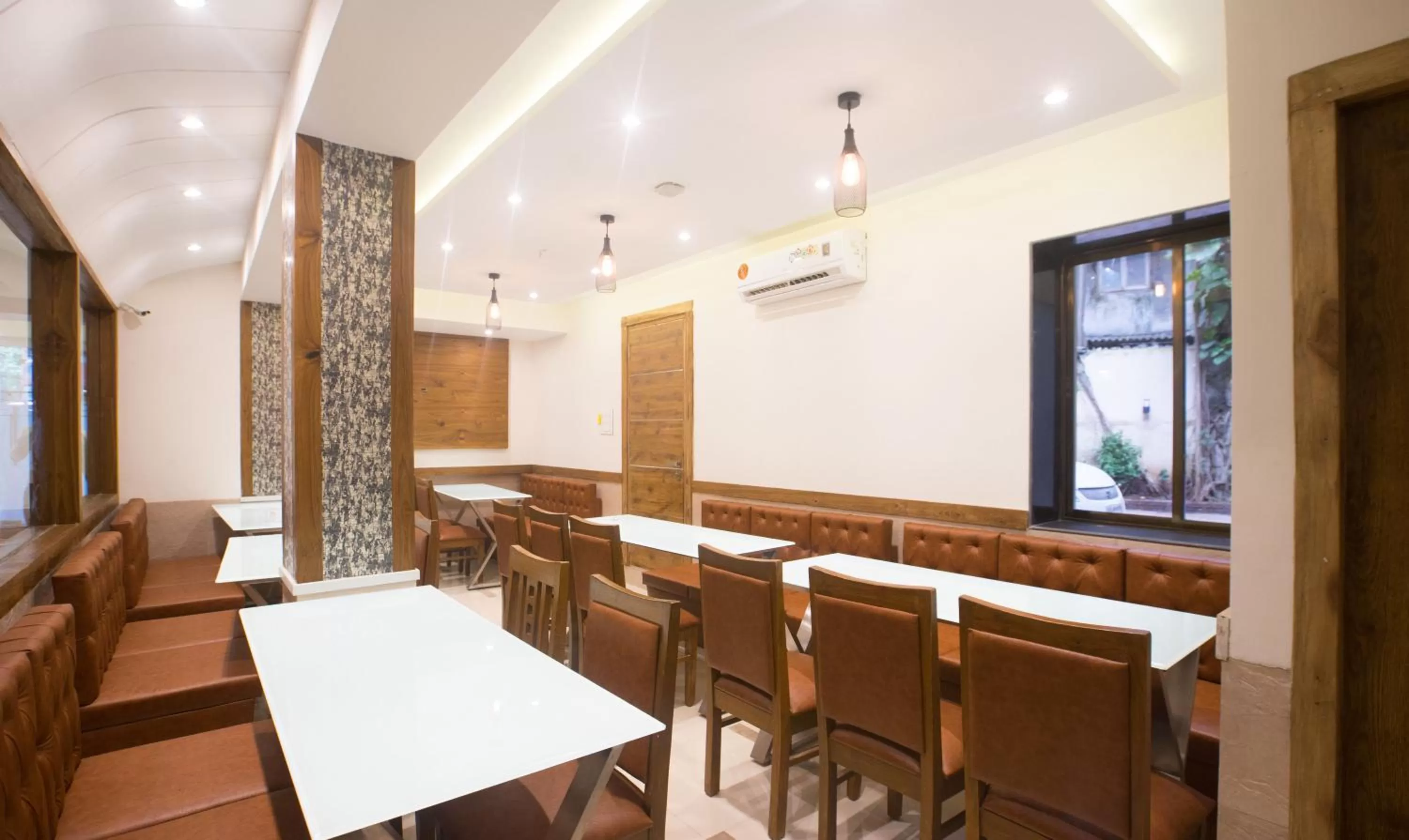 Restaurant/places to eat in Treebo Amber International