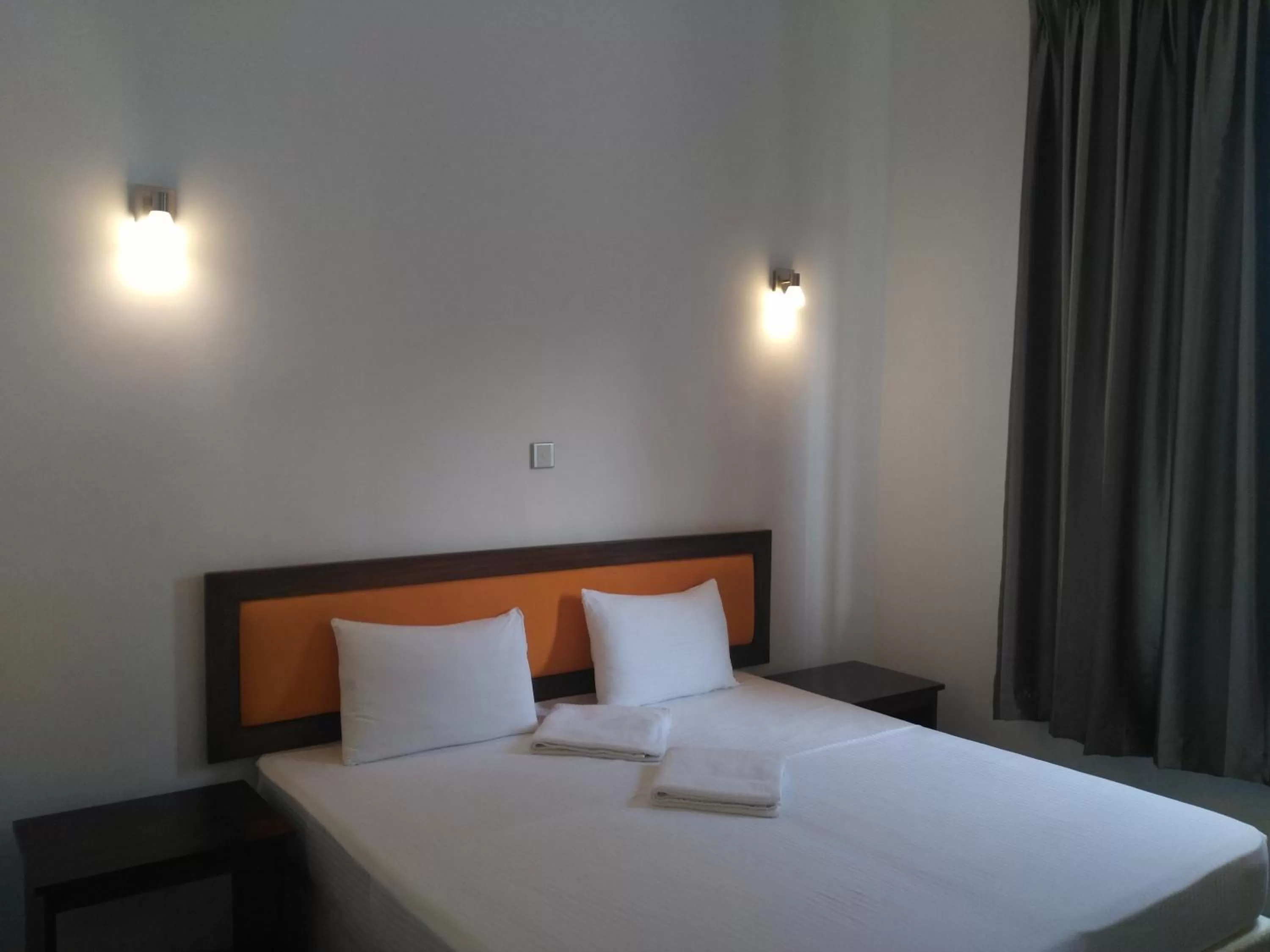 Bedroom, Room Photo in West Inn Colombo