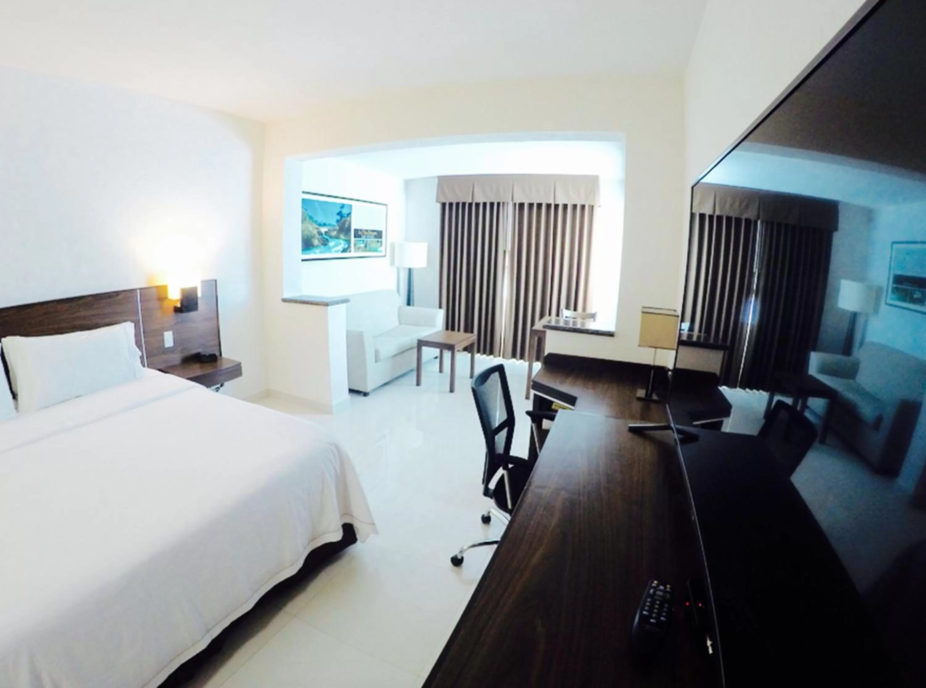 Photo of the whole room, Bed in Holiday Inn Express Tuxtla Gutierrez La Marimba by IHG