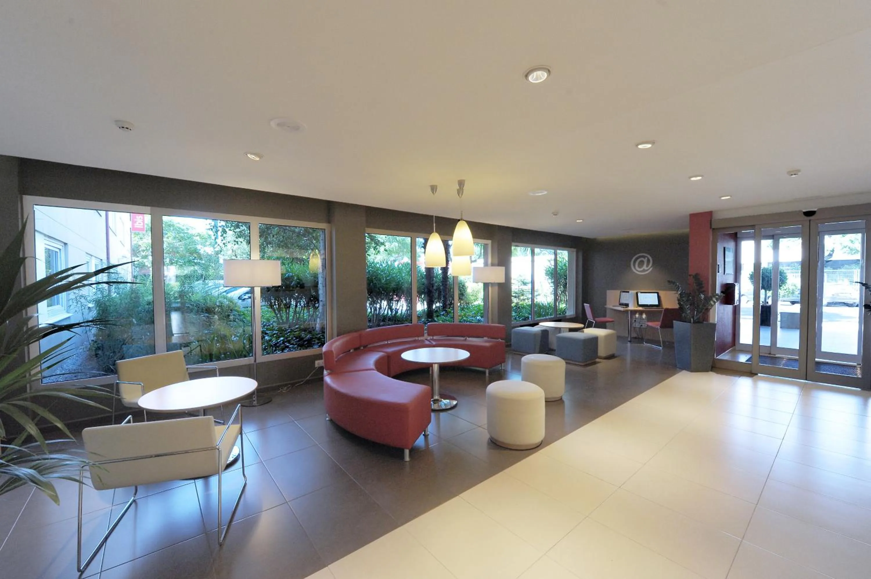 Lobby or reception in Ibis Cornella