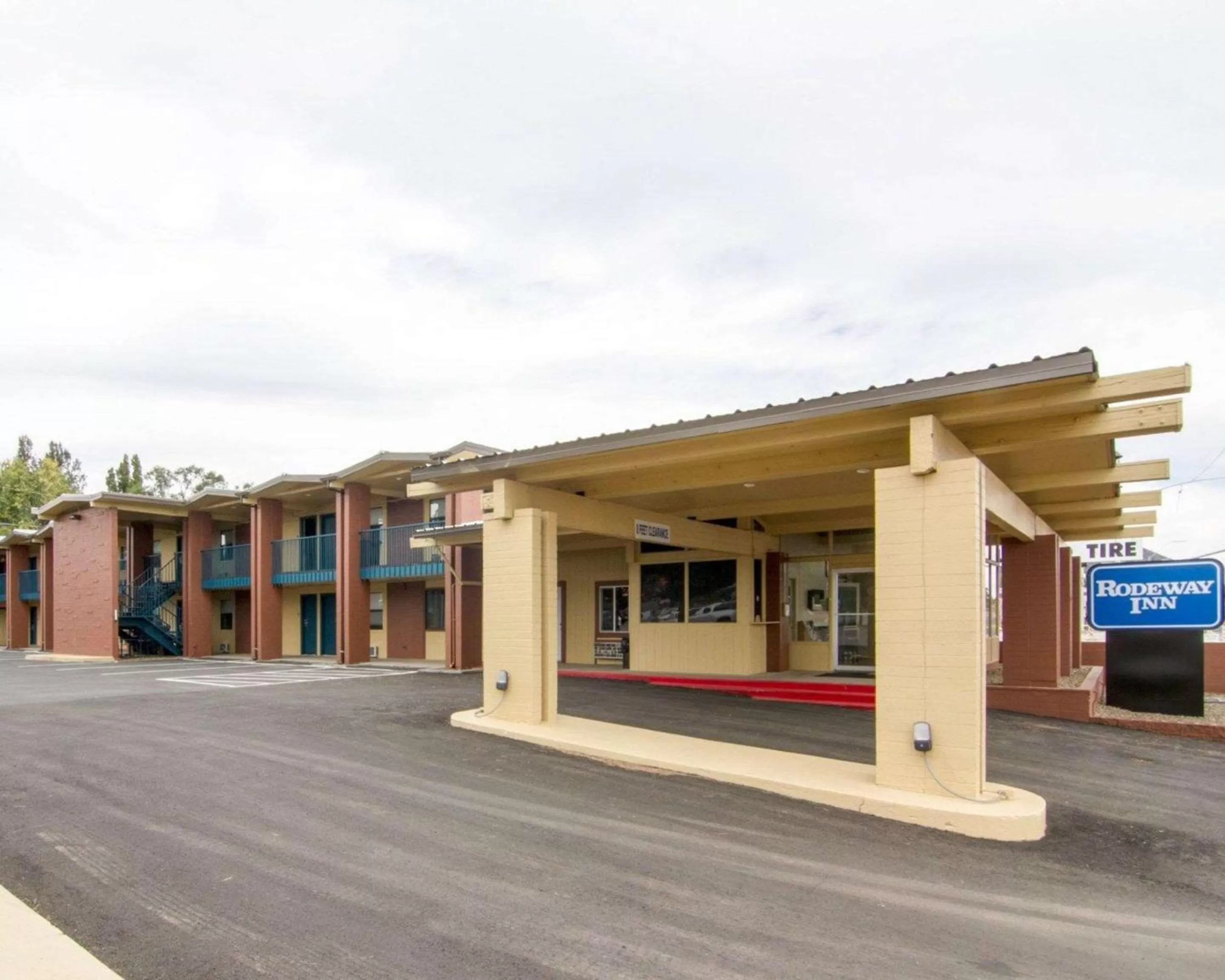 Property Building in Rodeway Inn Flagstaff East Route 66