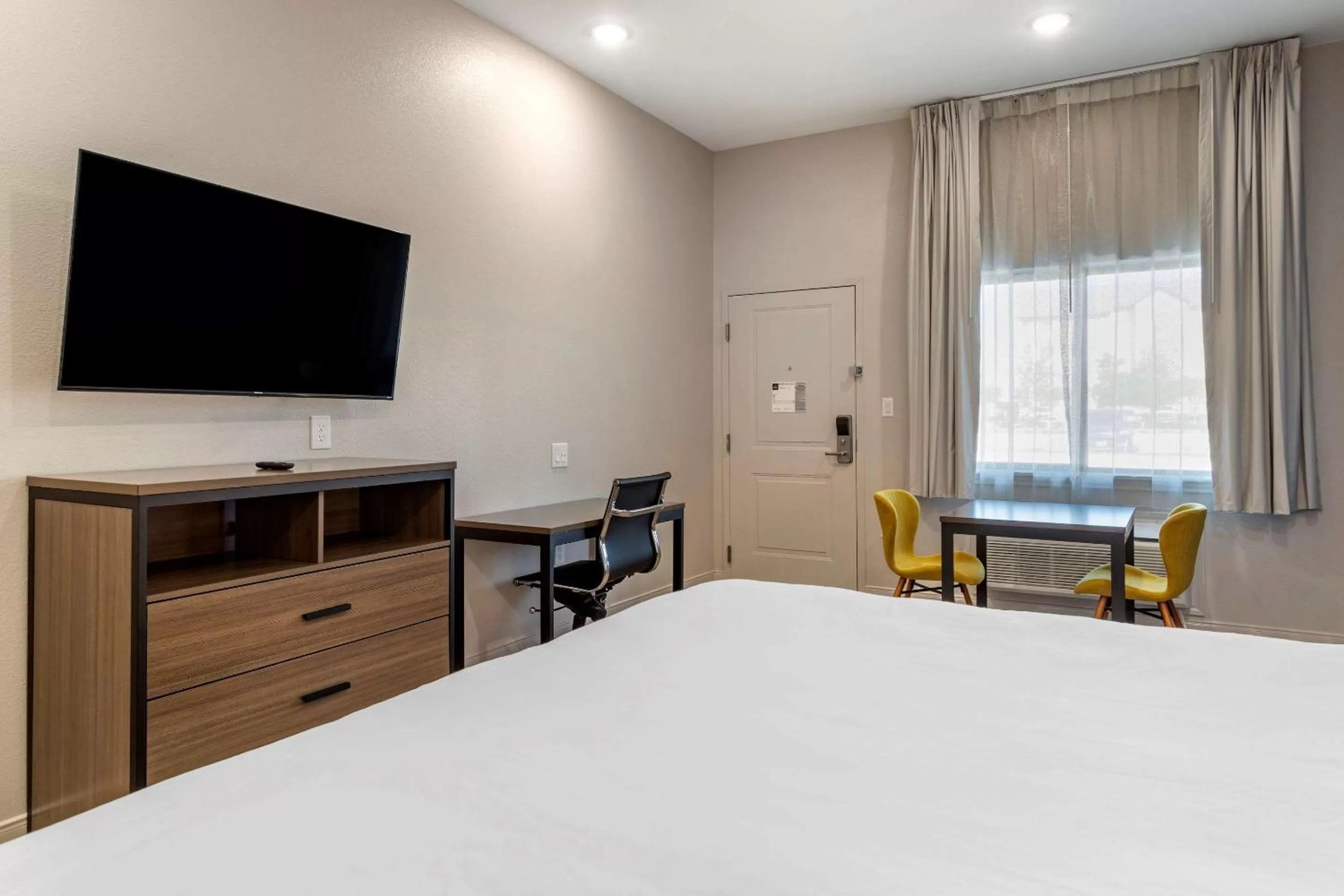 Photo of the whole room, Bed in Clarion Pointe Port Arthur-Beaumont South