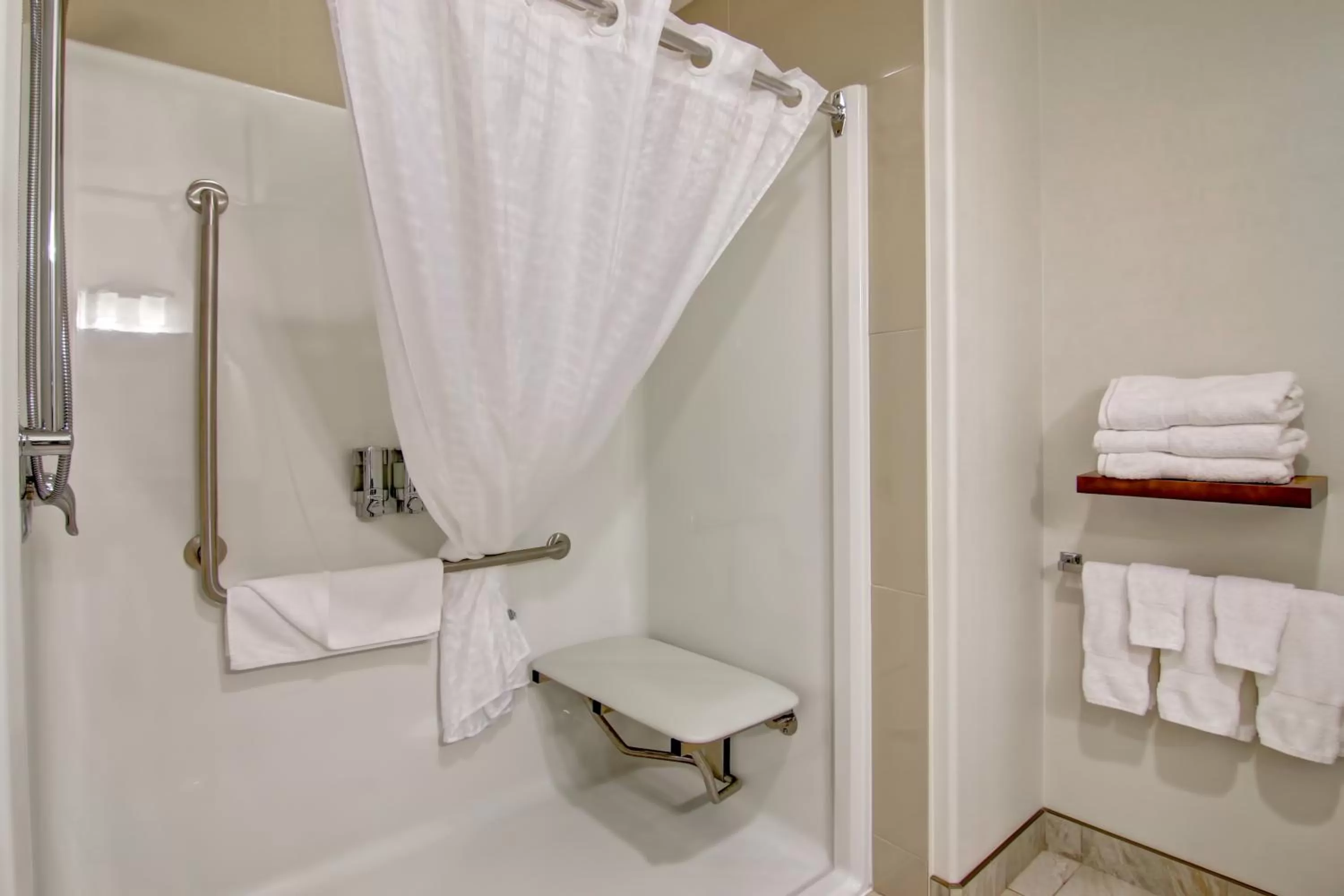 Shower in Canalta Selkirk