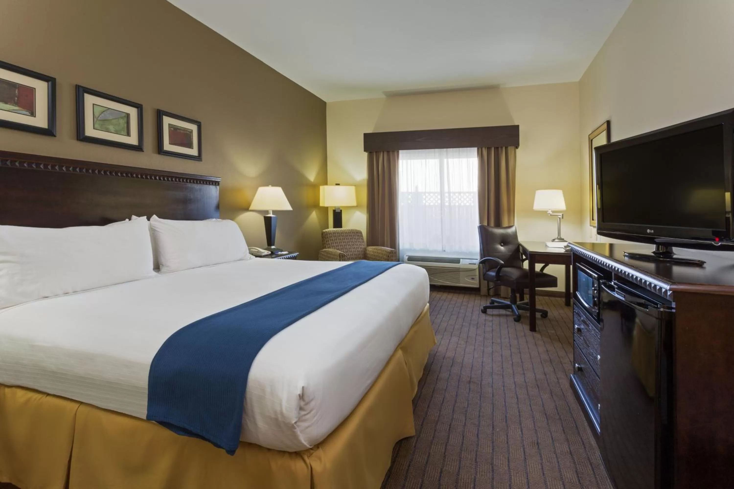 Photo of the whole room, Bed in Holiday Inn Express & Suites Moultrie by IHG
