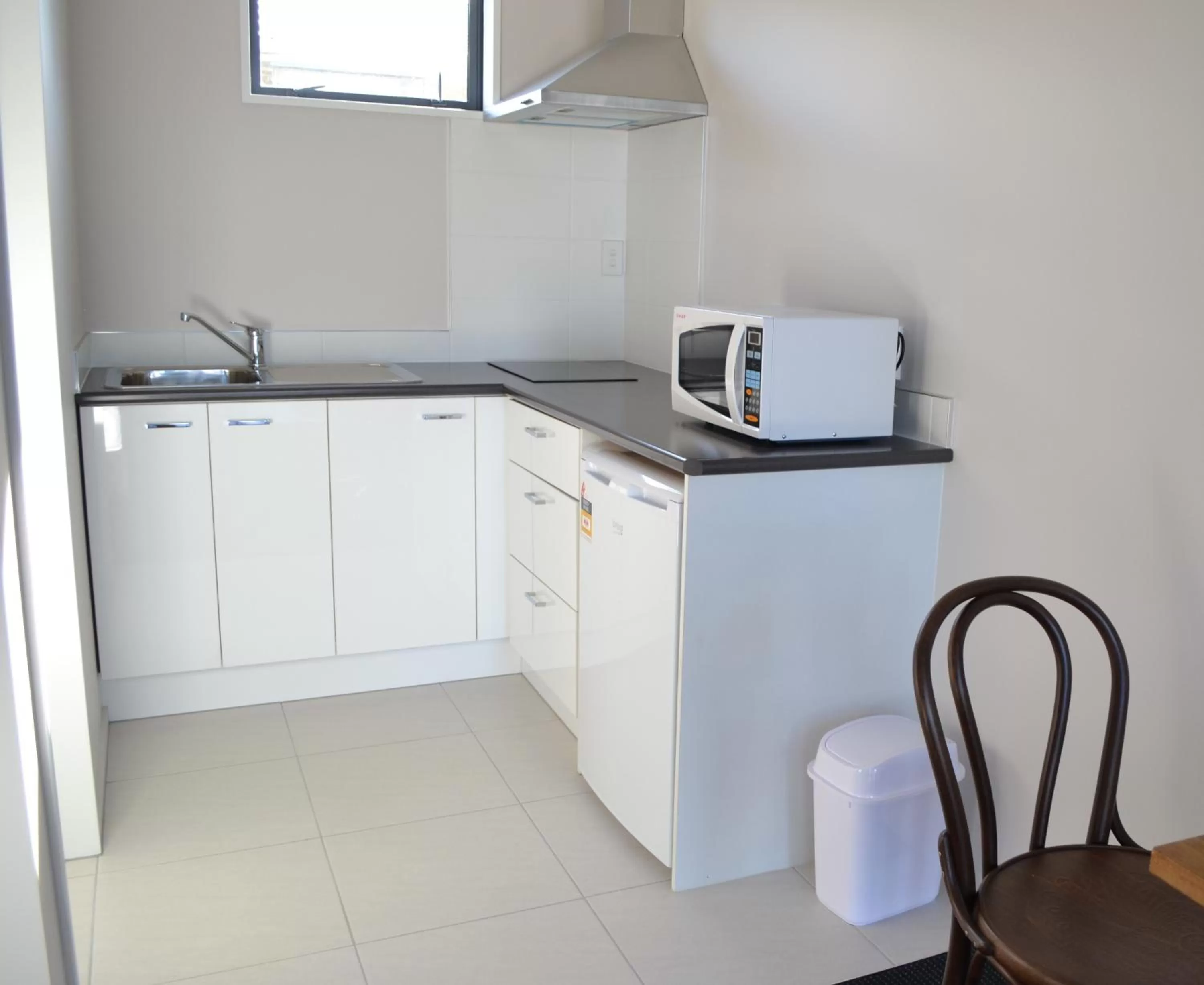 Kitchen or kitchenette in 319 Addington Motel