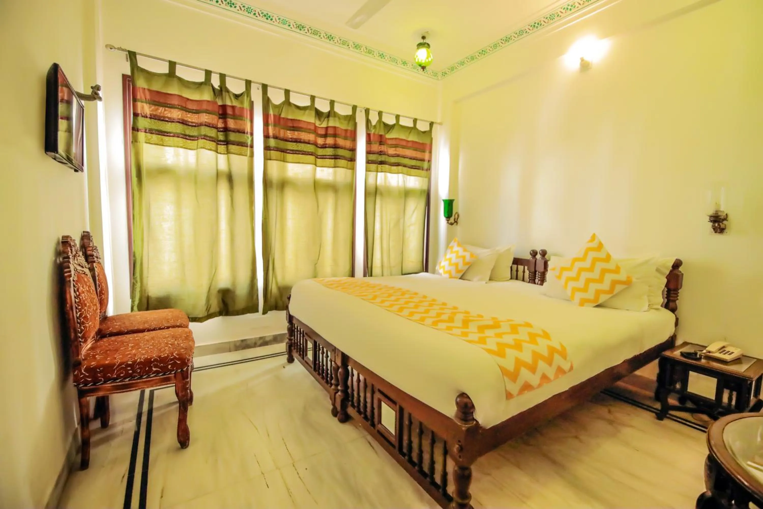 Photo of the whole room, Bed in Hotel Devraj Niwas on Lake Pichola