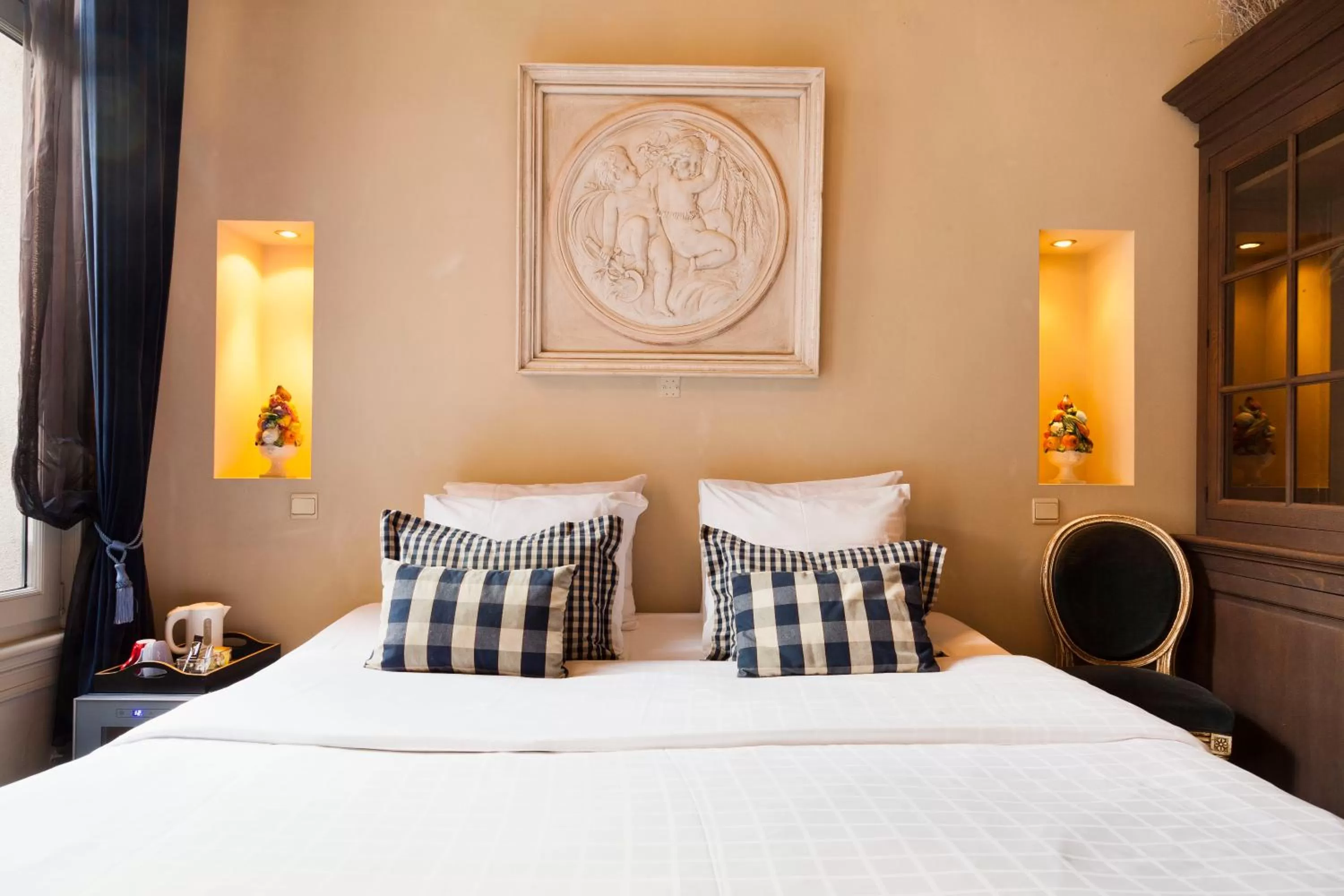 Bed in Hotel Diamonds and Pearls