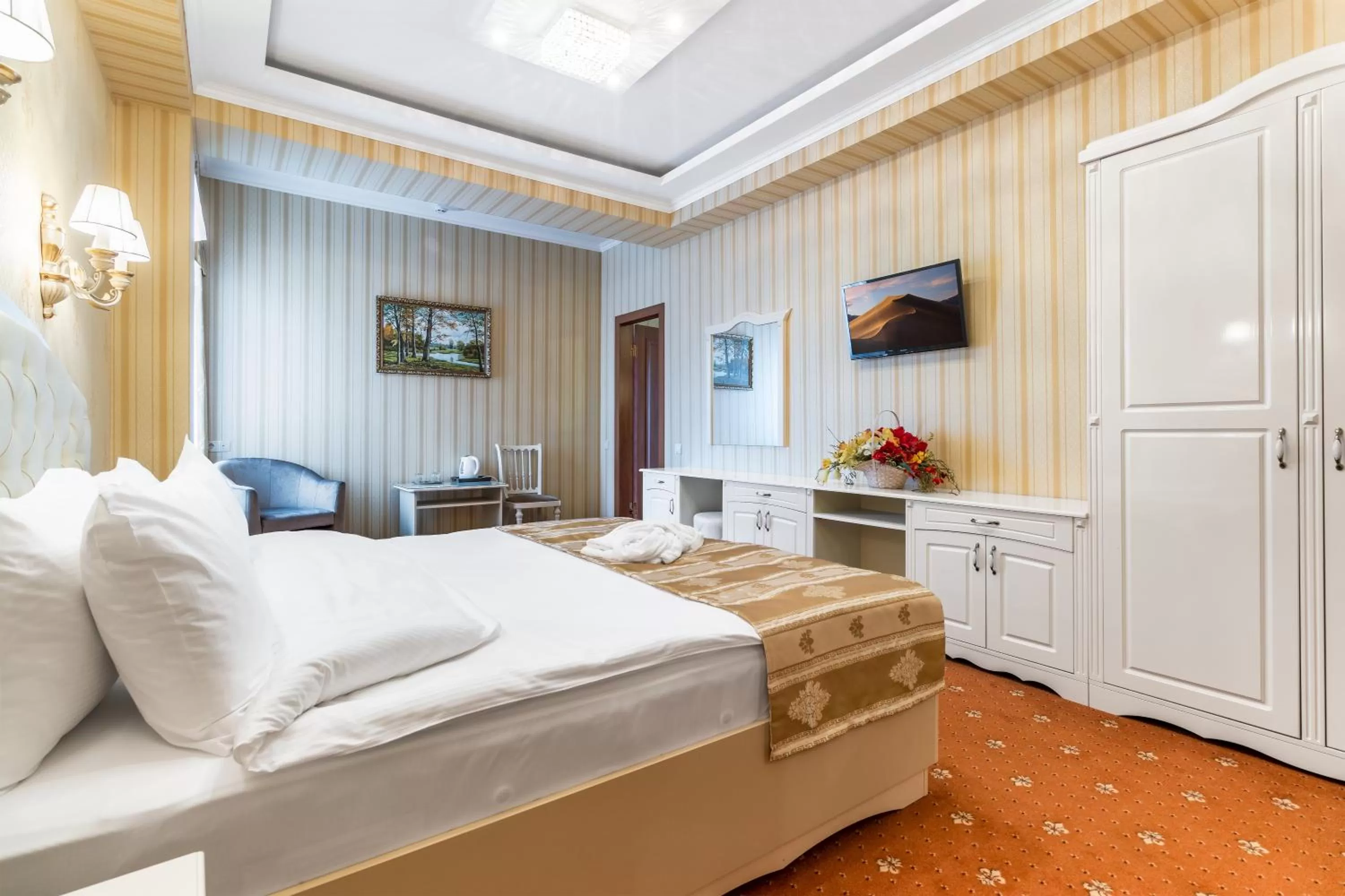 Bedroom, Bed in Regency Hotel