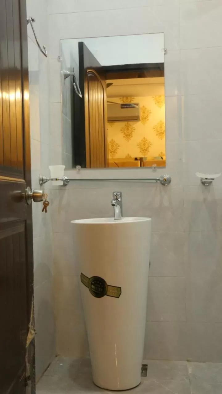 Bathroom in HOTEL DE SMART Multan