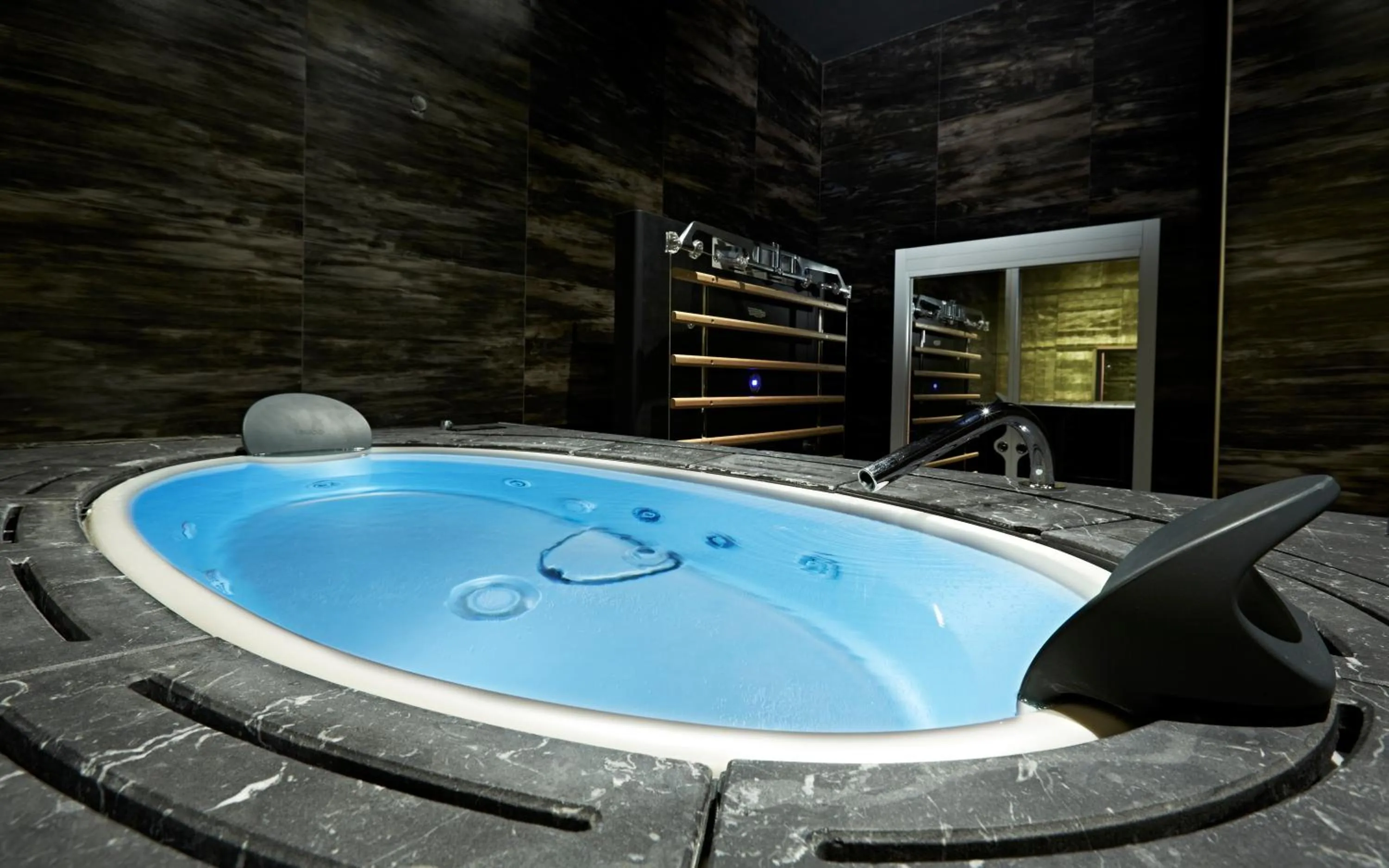 Bathroom, Swimming Pool in Spagna Royal Suite