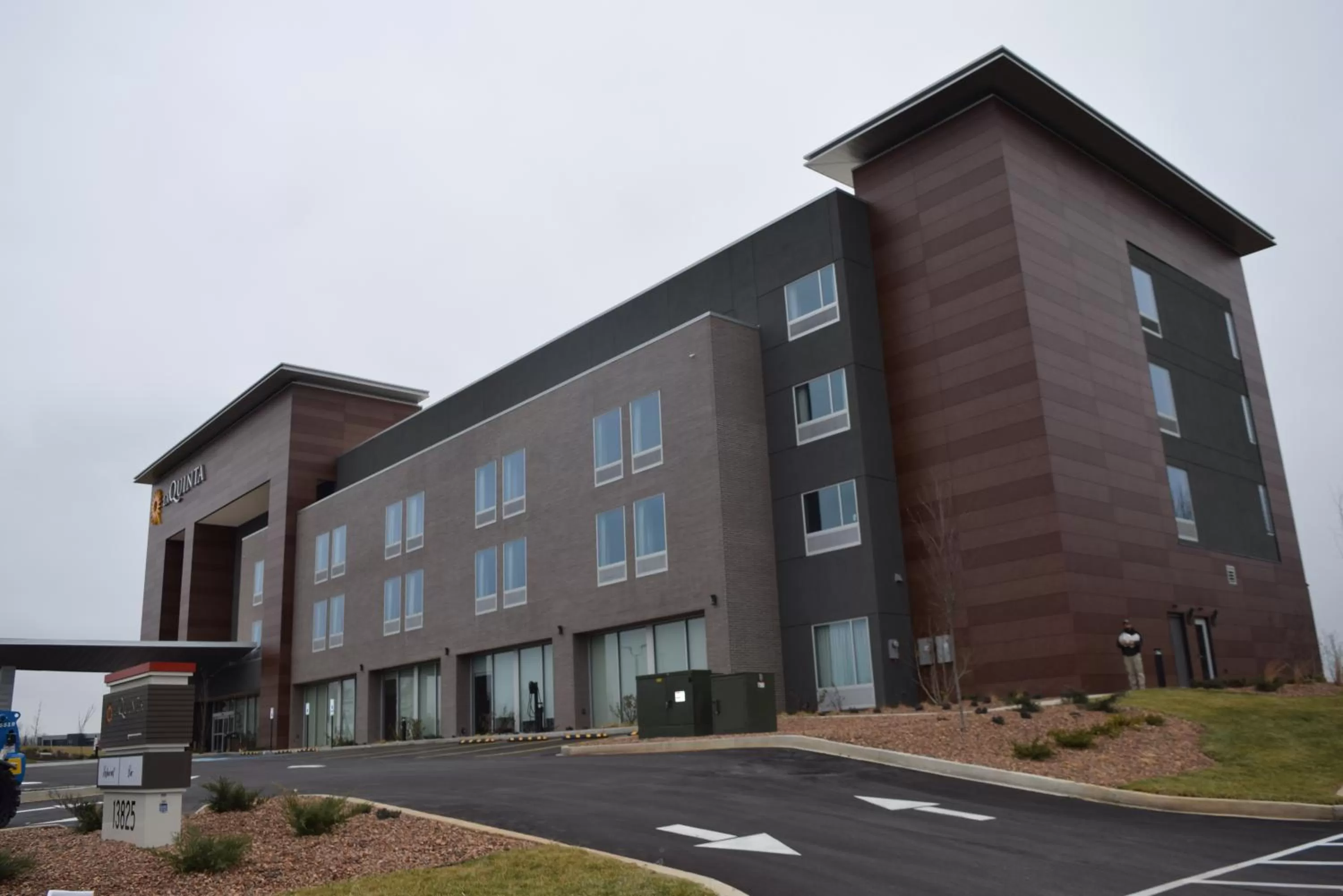 Property building in La Quinta Inn & Suites by Wyndham Louisville NE - Old Henry Rd