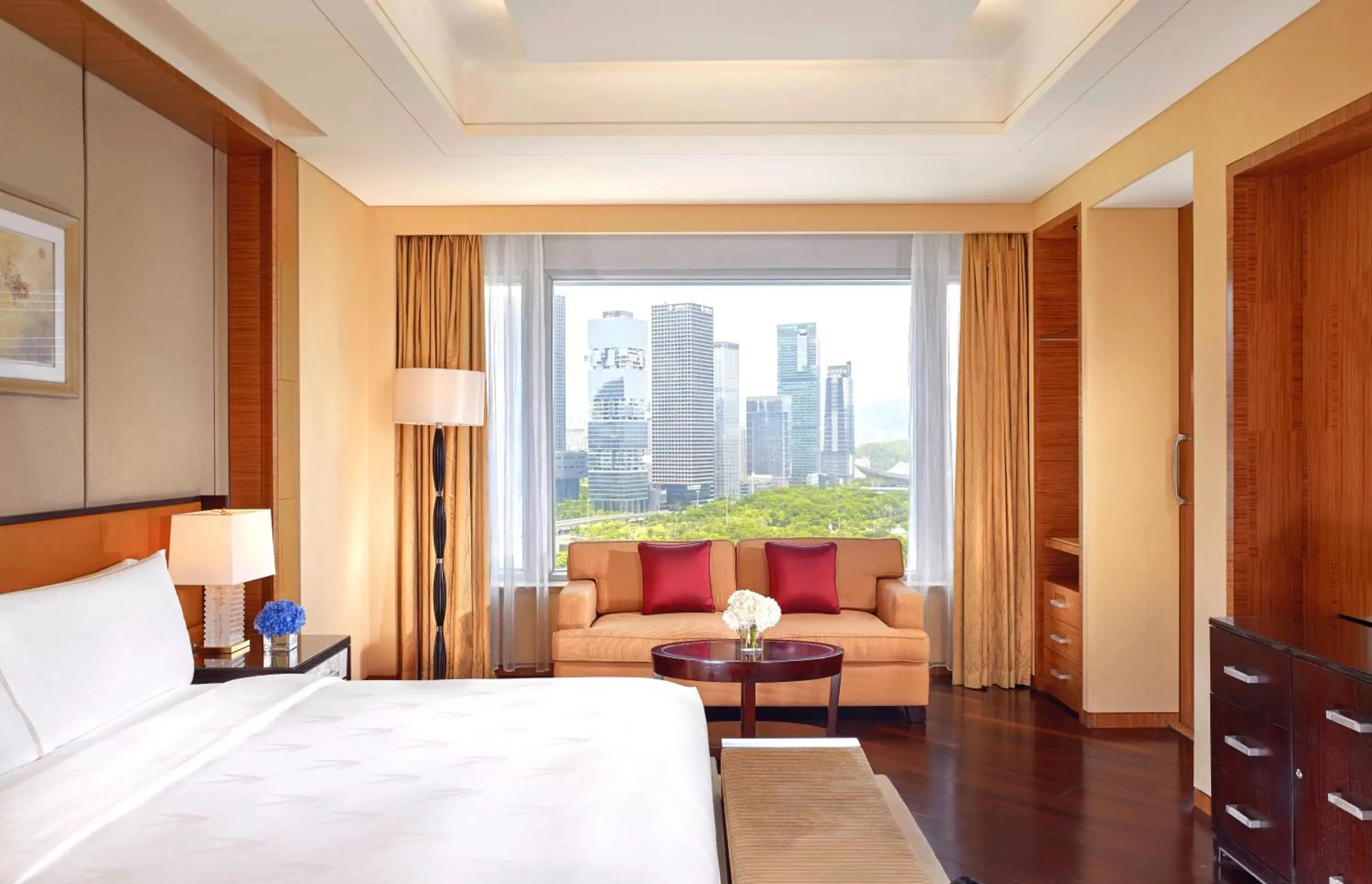 Deluxe Garden View King Bed Room in The Ritz-Carlton, Shenzhen Deluxe Garden View King Bed Room in The Ritz-Carlton, Shenzhen