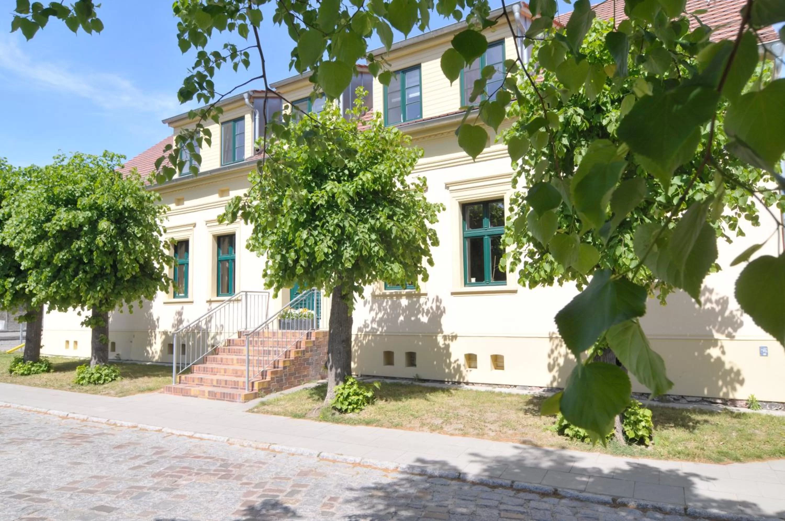 Property building in Hotel Zur Linde Dein Self Check In