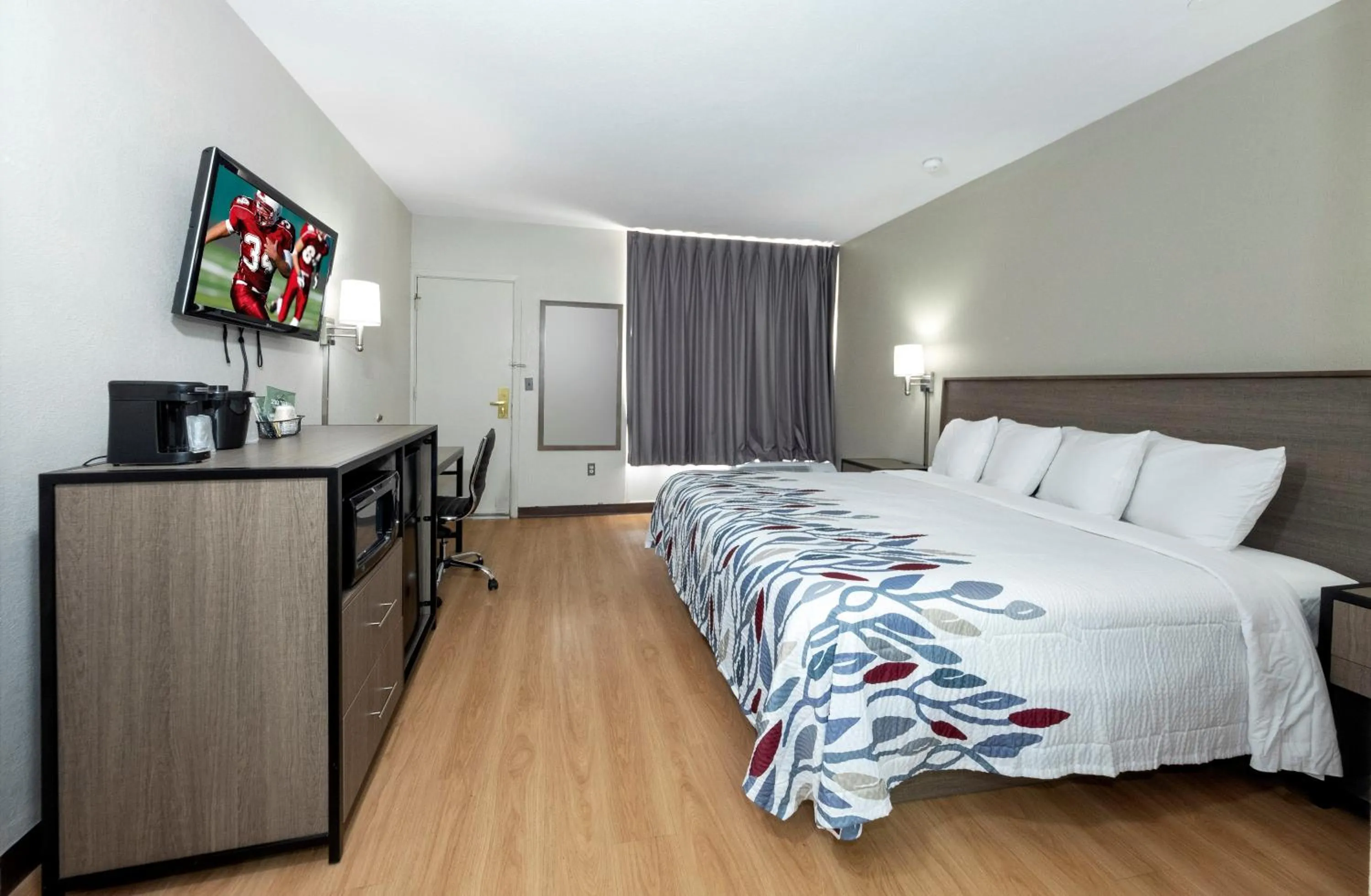 Bedroom, Bed in Red Roof Inn Petersburg - Fort Lee