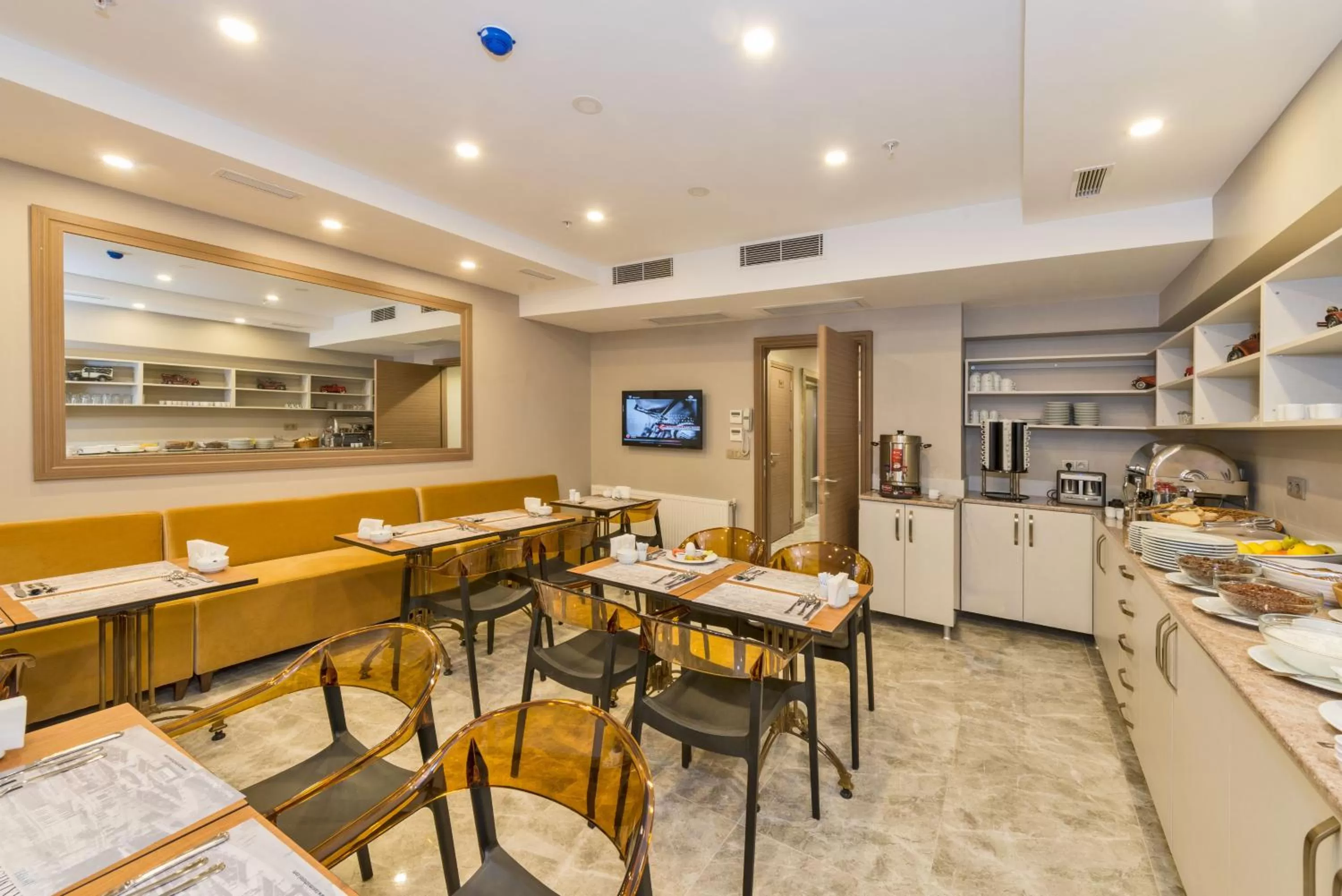 Restaurant/places to eat in Taximist Hotel