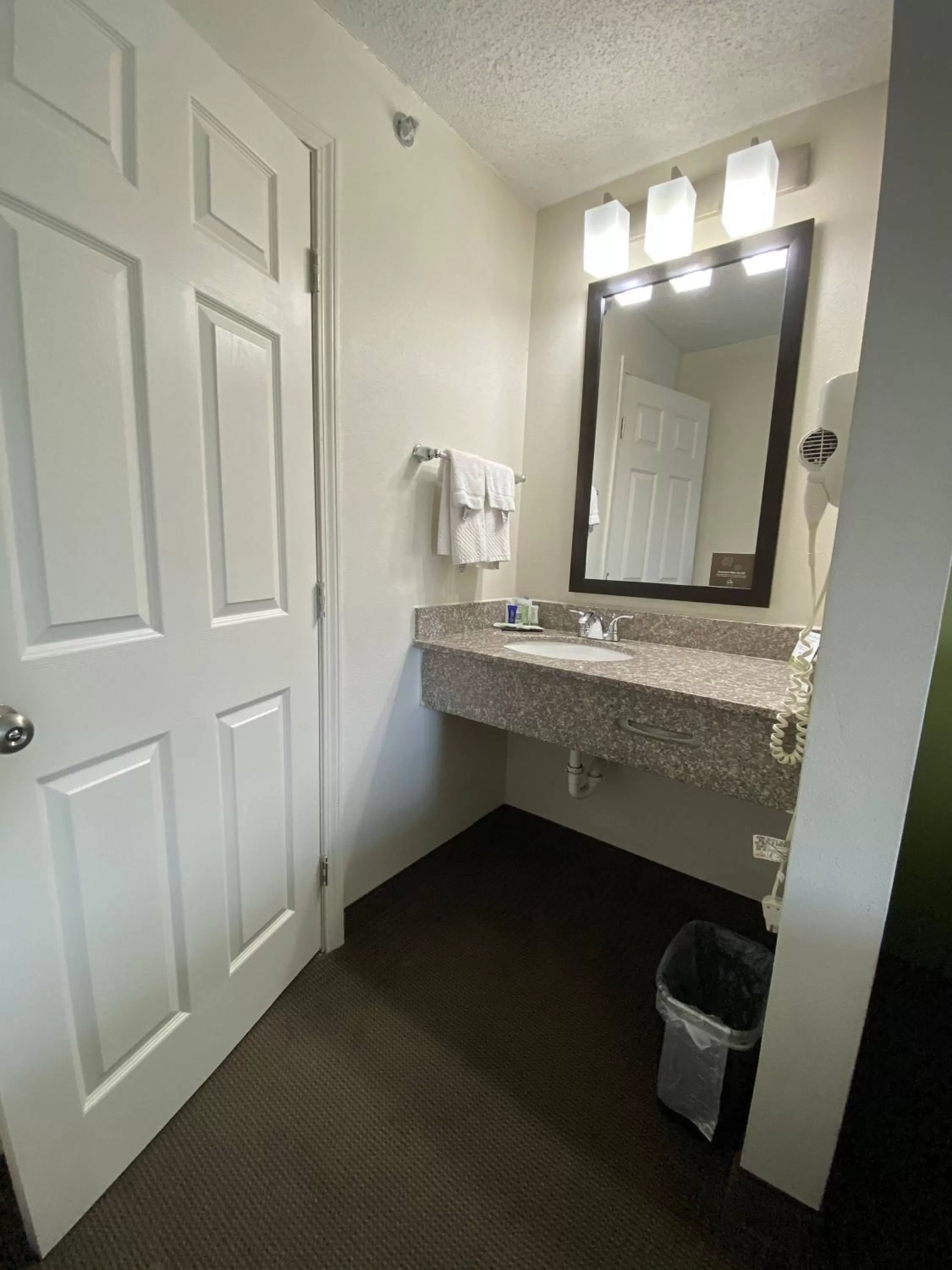 Bathroom in Sleep Inn Atlanta Airport