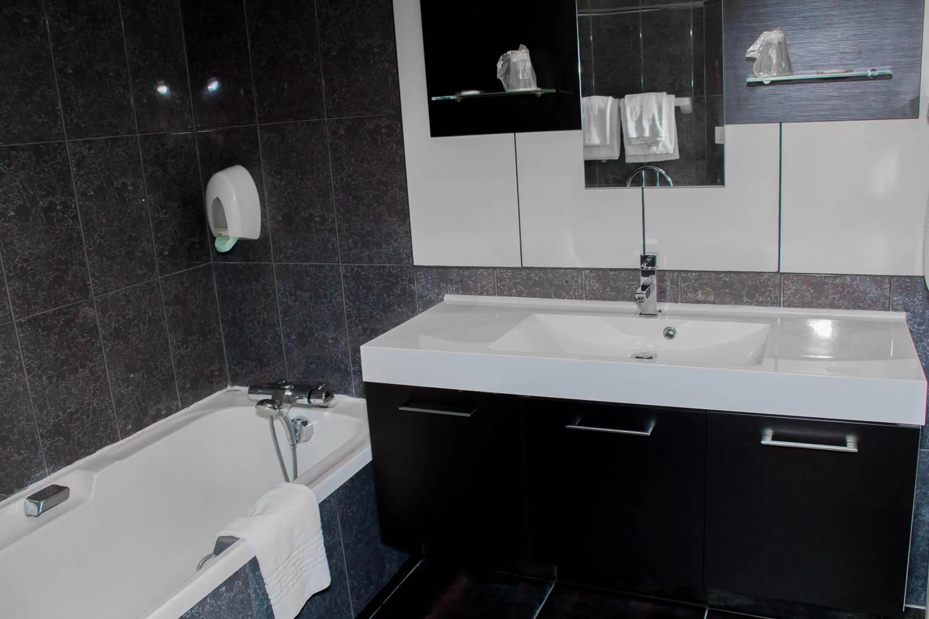 Toilet in Cit'Hotel Europeen