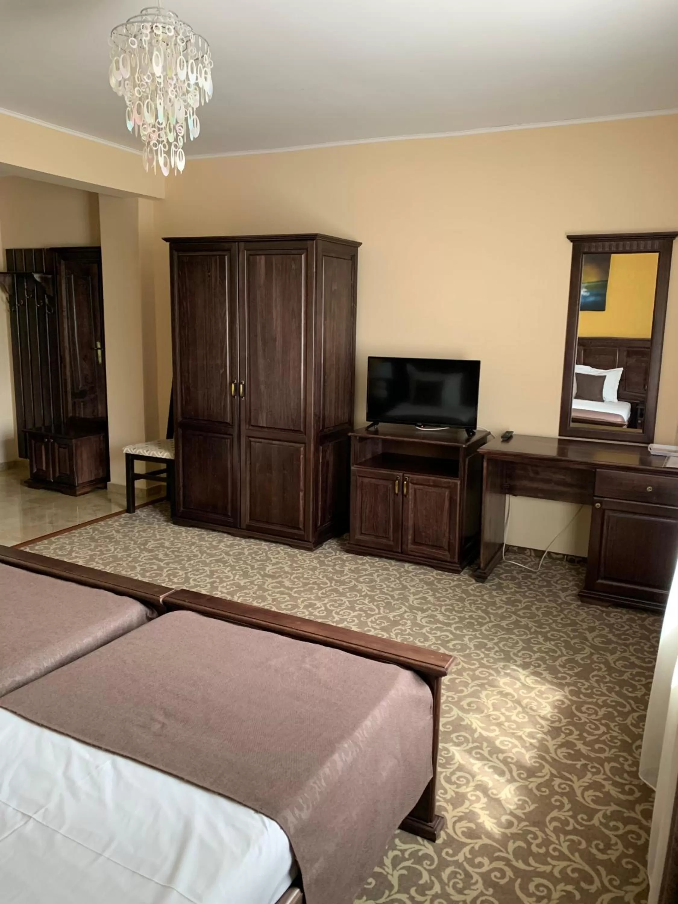 TV/Entertainment Center in Laura Holiday