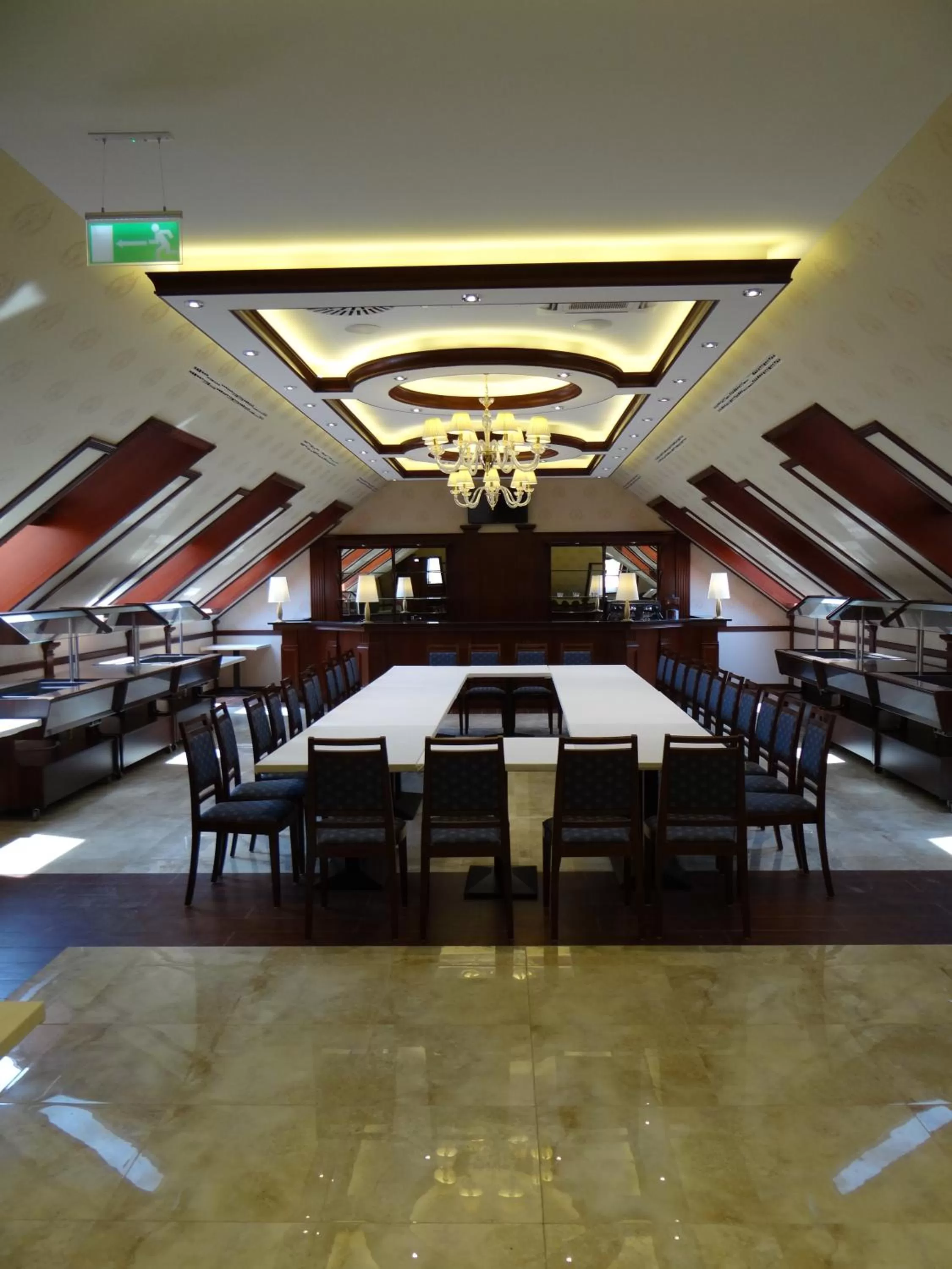 Restaurant/places to eat in Centrum Hotel